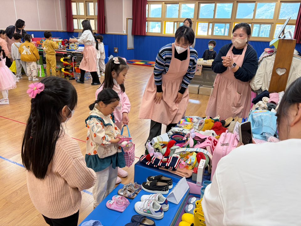 거제유치원,‘지구(와 함께 하)장’나눔 플리마켓 실시  및 수익금 전액 기부  - 관련이미지2