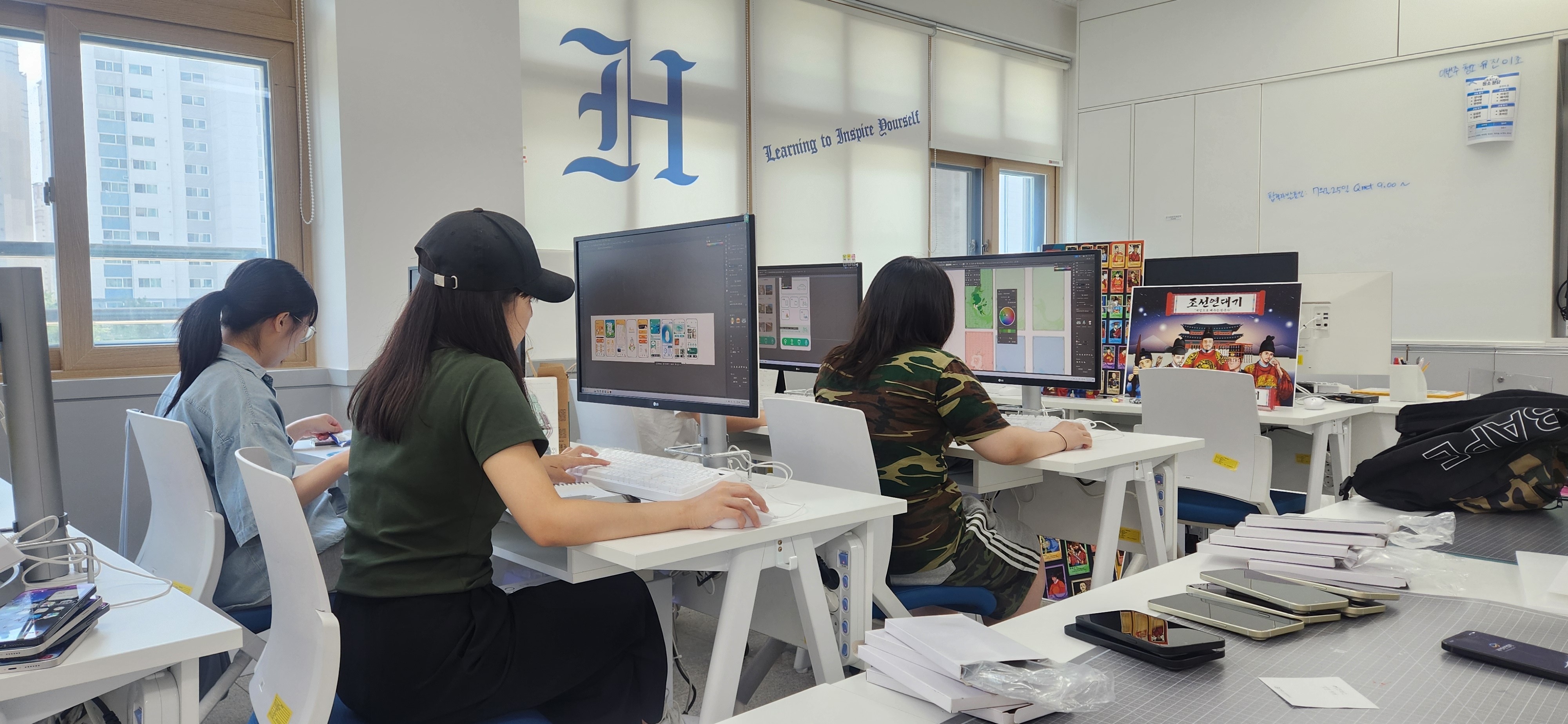 마산한일여고 대한민국디자인전람회 ‘으뜸디자인학교’수상  - 국내 최고 권위의 디자인 어워드에서 단체부문 3위에 올라                         - 스마트디자인과 학생과 지도교사가 한마음 한뜻으로 노력 기울여 - 관련이미지2