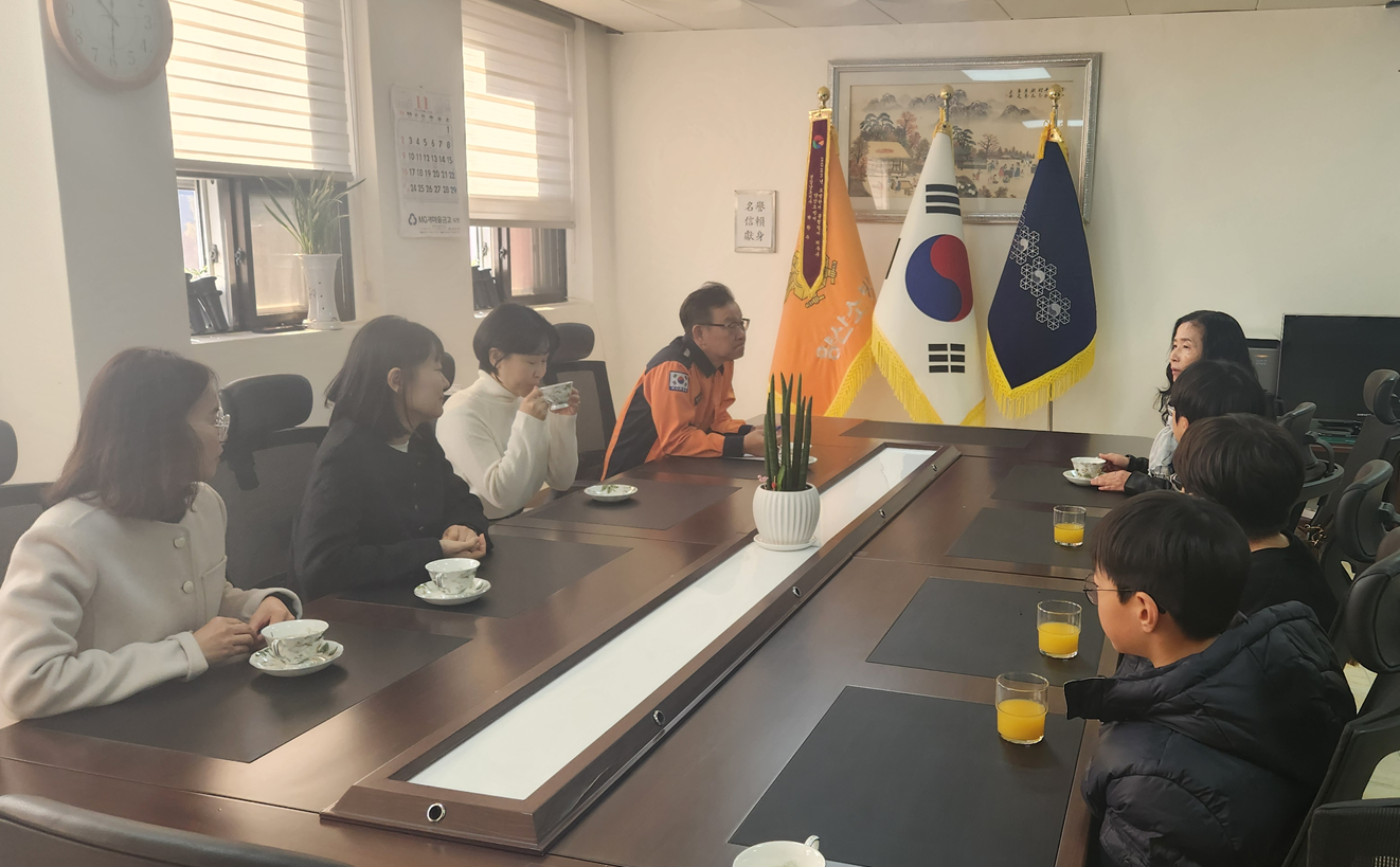 성산초 학부모회, 양산 소방서에 감사 카드와 선물 전달 - 관련이미지3