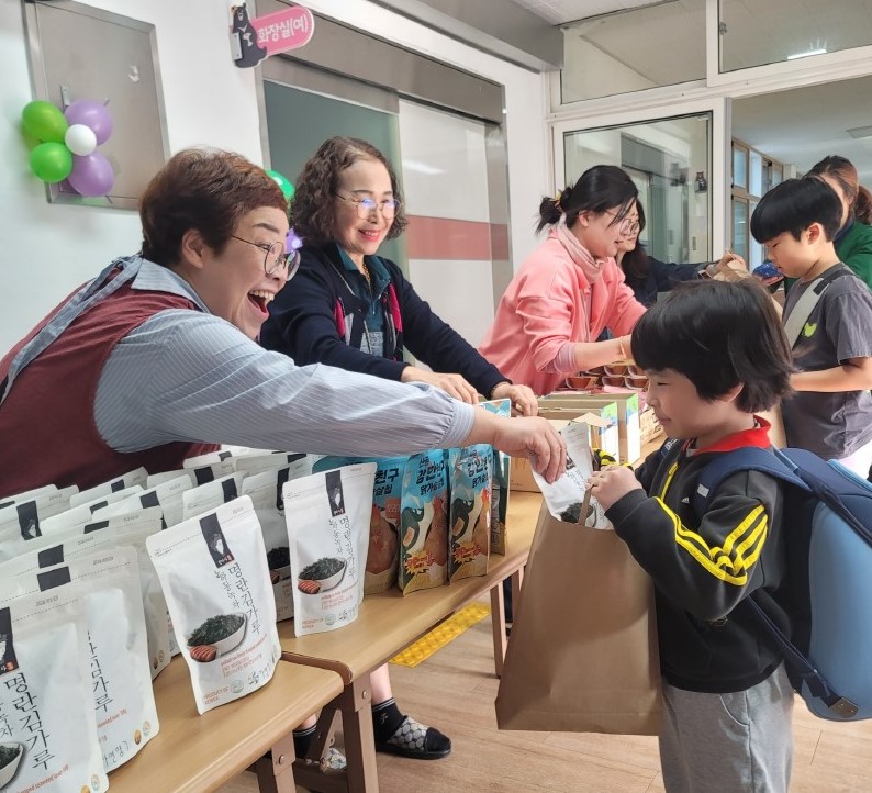 악양초, 학부모의 사랑이 듬뿍! 금요일 아침, 따뜻한 웃음꽃이 피었습니다. - 관련이미지3