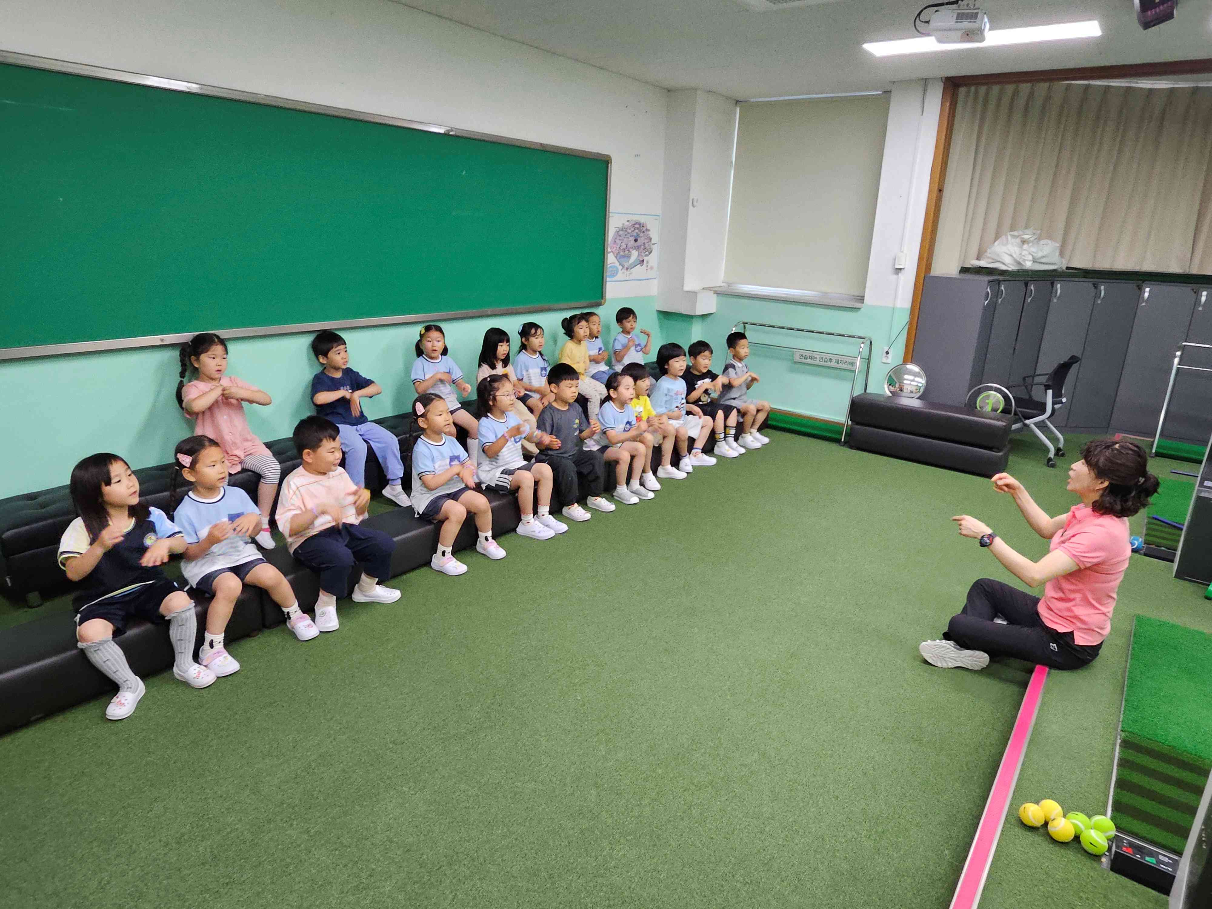 장유유치원, 형님 학교에서 “꼬마 골퍼” 변신! 유초연계 스크린 골프 체험 - 관련이미지1