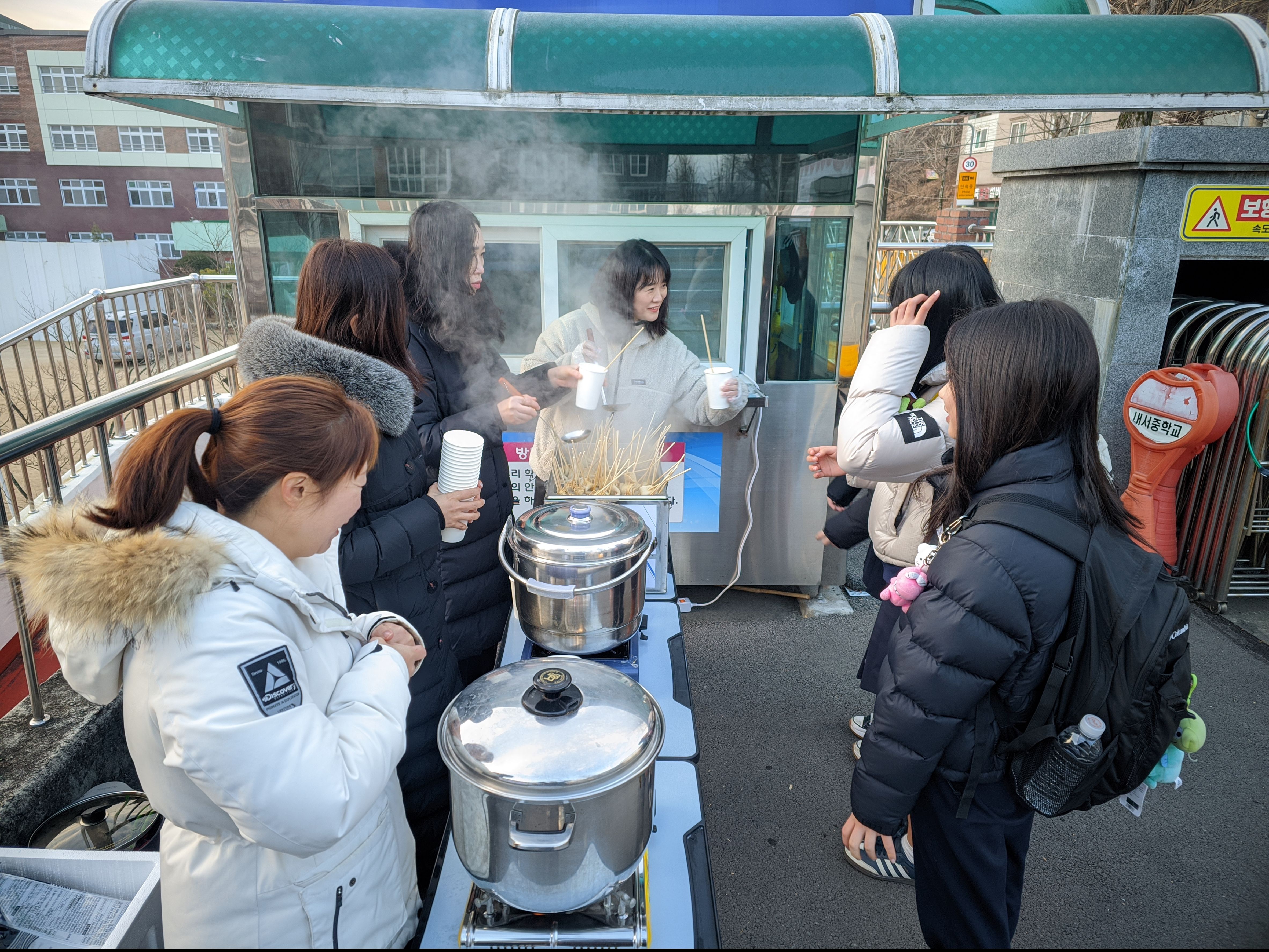 내서중, 온기나눔데이로 따뜻한 마음 전하기 - 관련이미지1