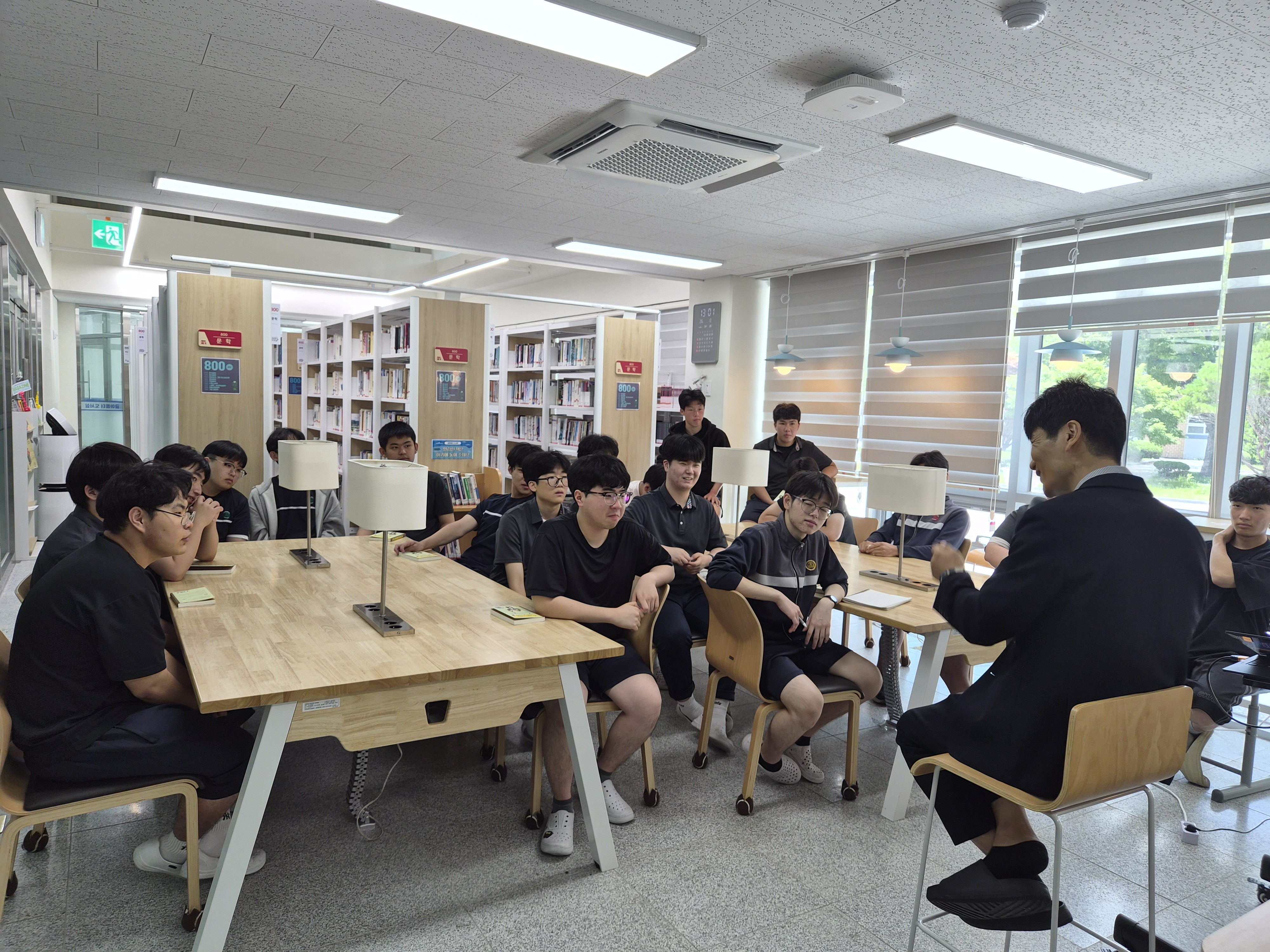 성적이 인생을 결정하지는 않습니다…양산고, 교장 작가와 특별한 북토크 - 관련이미지3