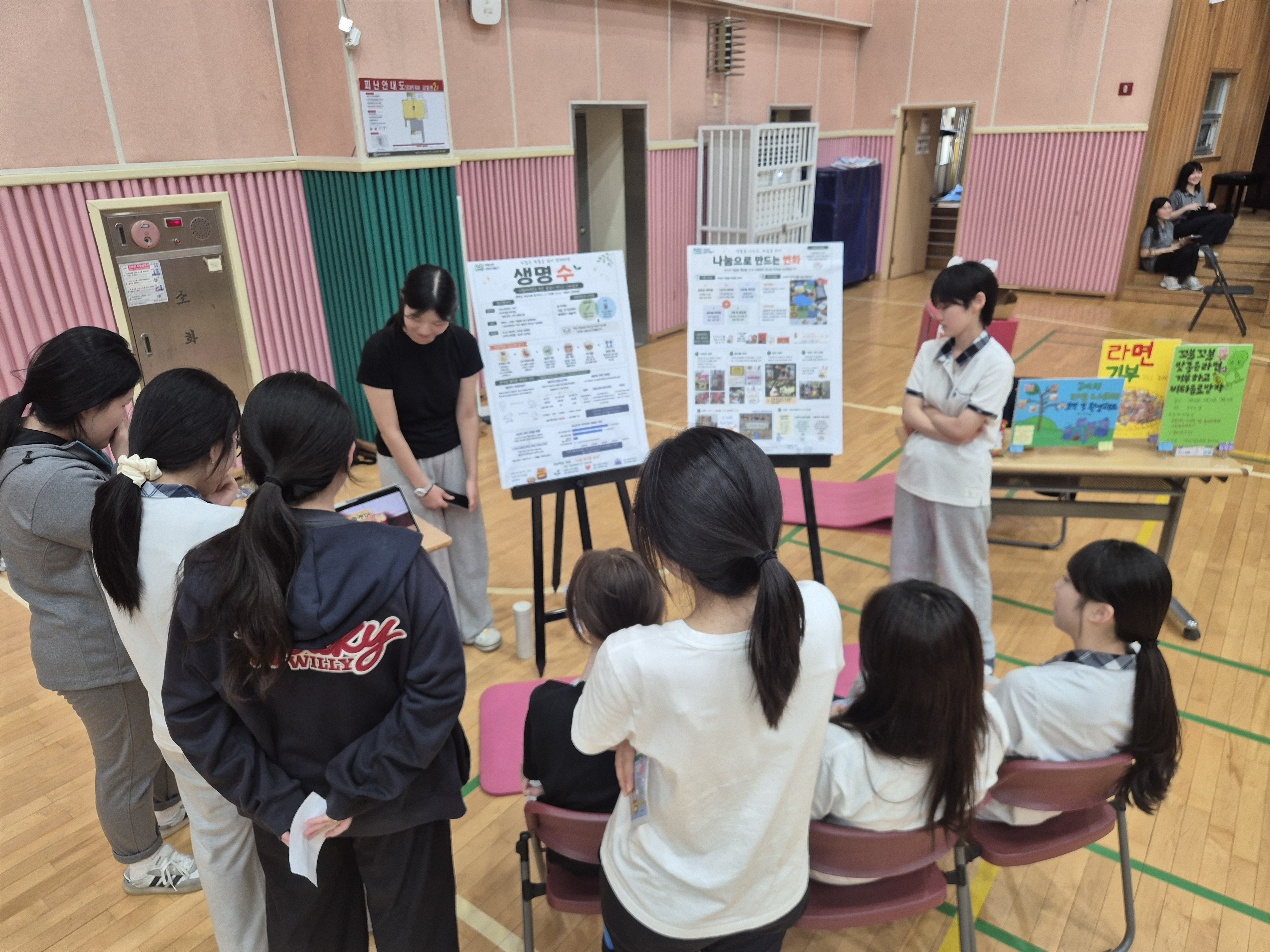 김해여고, 교과융합수업으로 2년째 지역사회 나눔 실천 ‘수많은 확률을 넘어 함께라면’…수학·생명과학 수업이 다문화 학생 위한 라면 기부로 이어져 - 관련이미지3