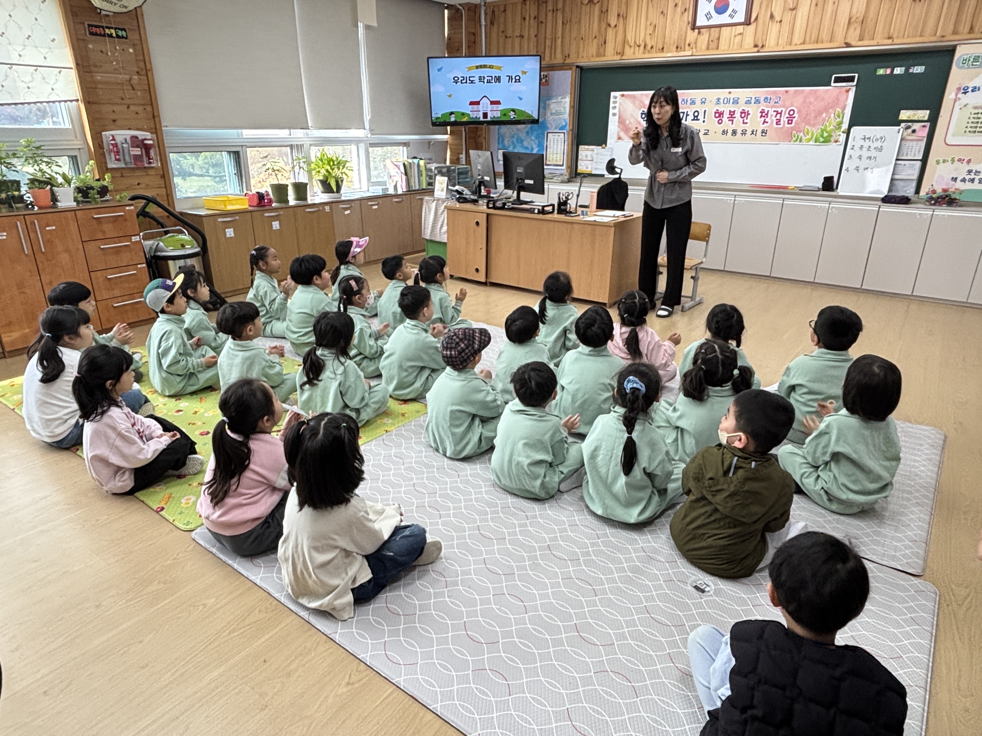 하동유치원, 유초이음 봄 맞이 쑥 캐기 활동 실시 - 관련이미지1