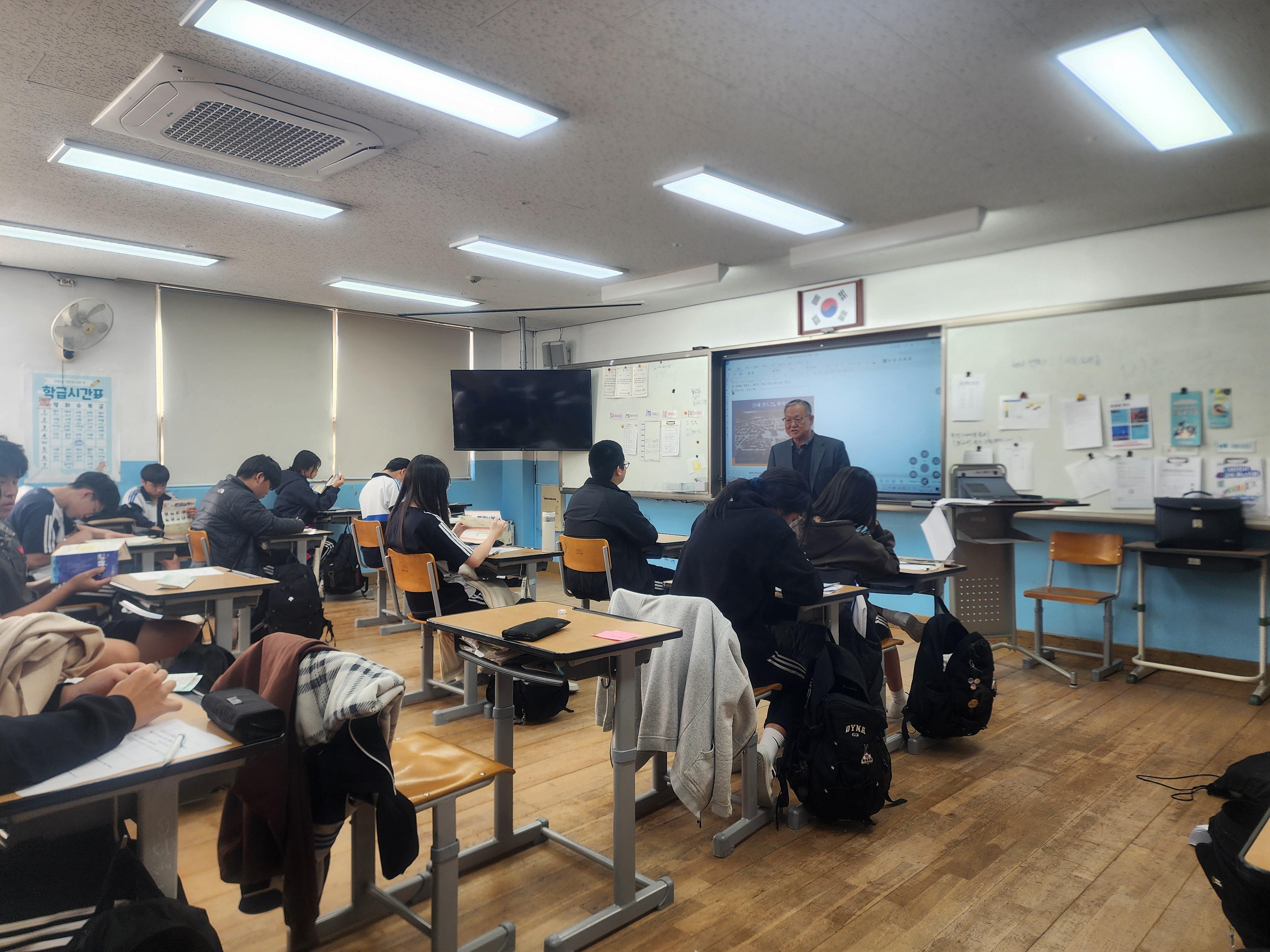 용원중학교, ‘책을 타고 떠나는 우리 진해 여행’ 강연회 열다  - 관련이미지3