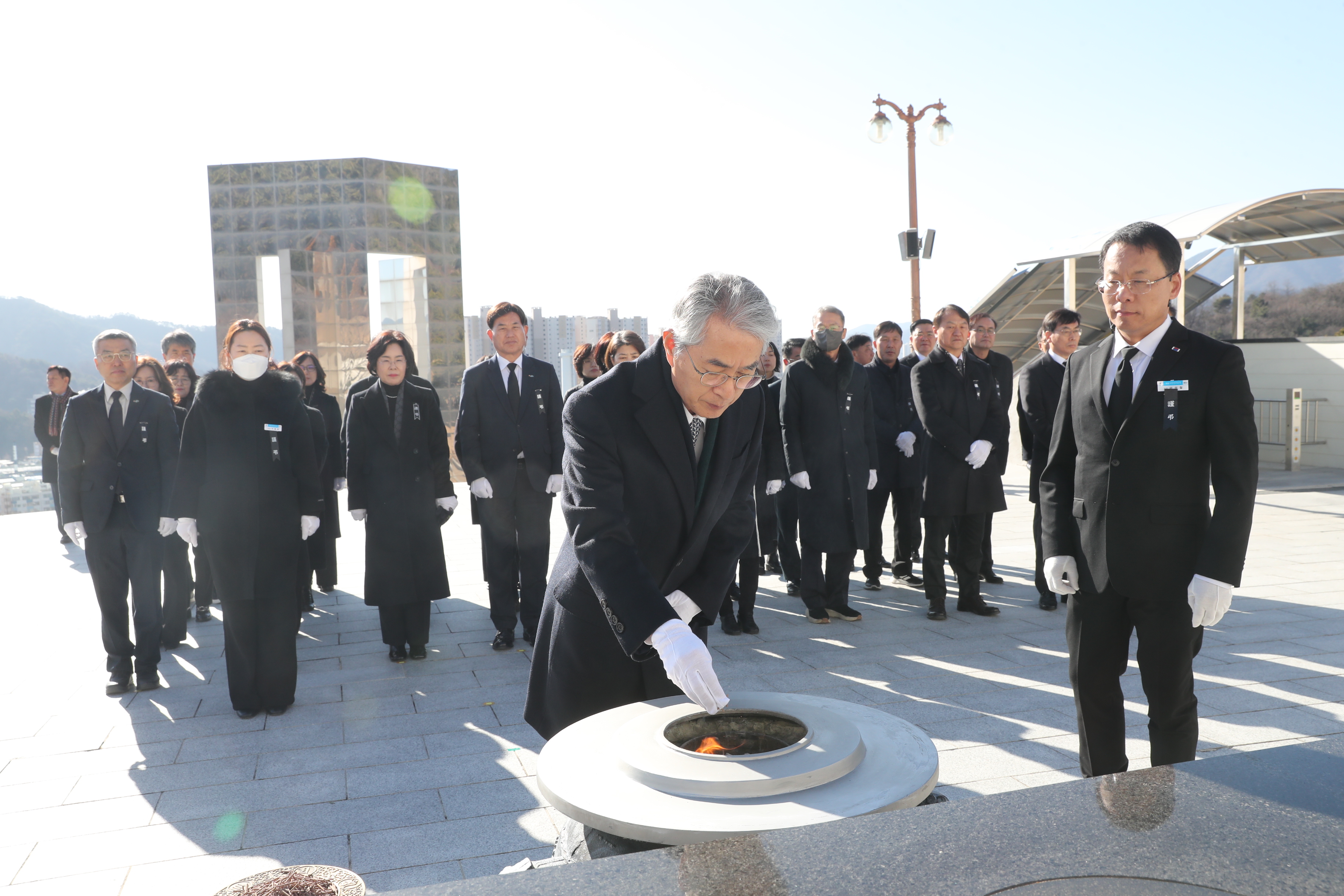 박종훈 교육감, 새해 첫날 국립3.15민주묘지와 합동 분향소 참배 - 관련이미지1