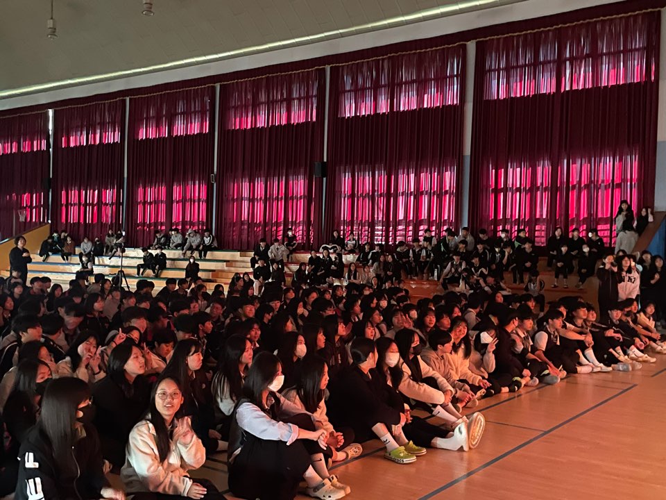 거제고현중학교, 학생들의 열정과 재능이 가득했던 예고을 버스킹 공연 성료 - 관련이미지2