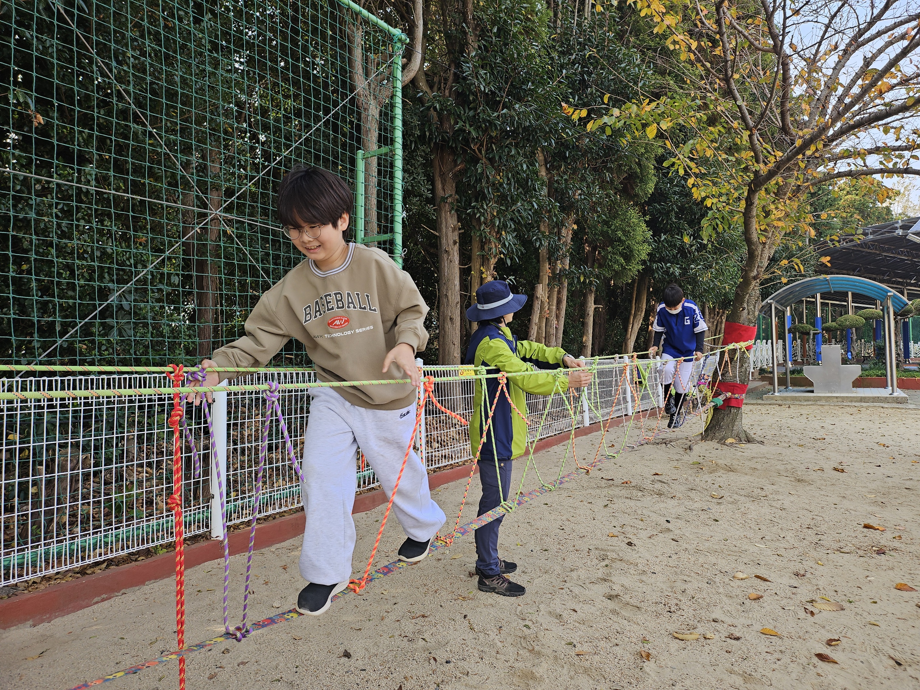 사등초등학교, 전교생 참여 ‘숲 밧줄놀이 체험’ - 관련이미지2