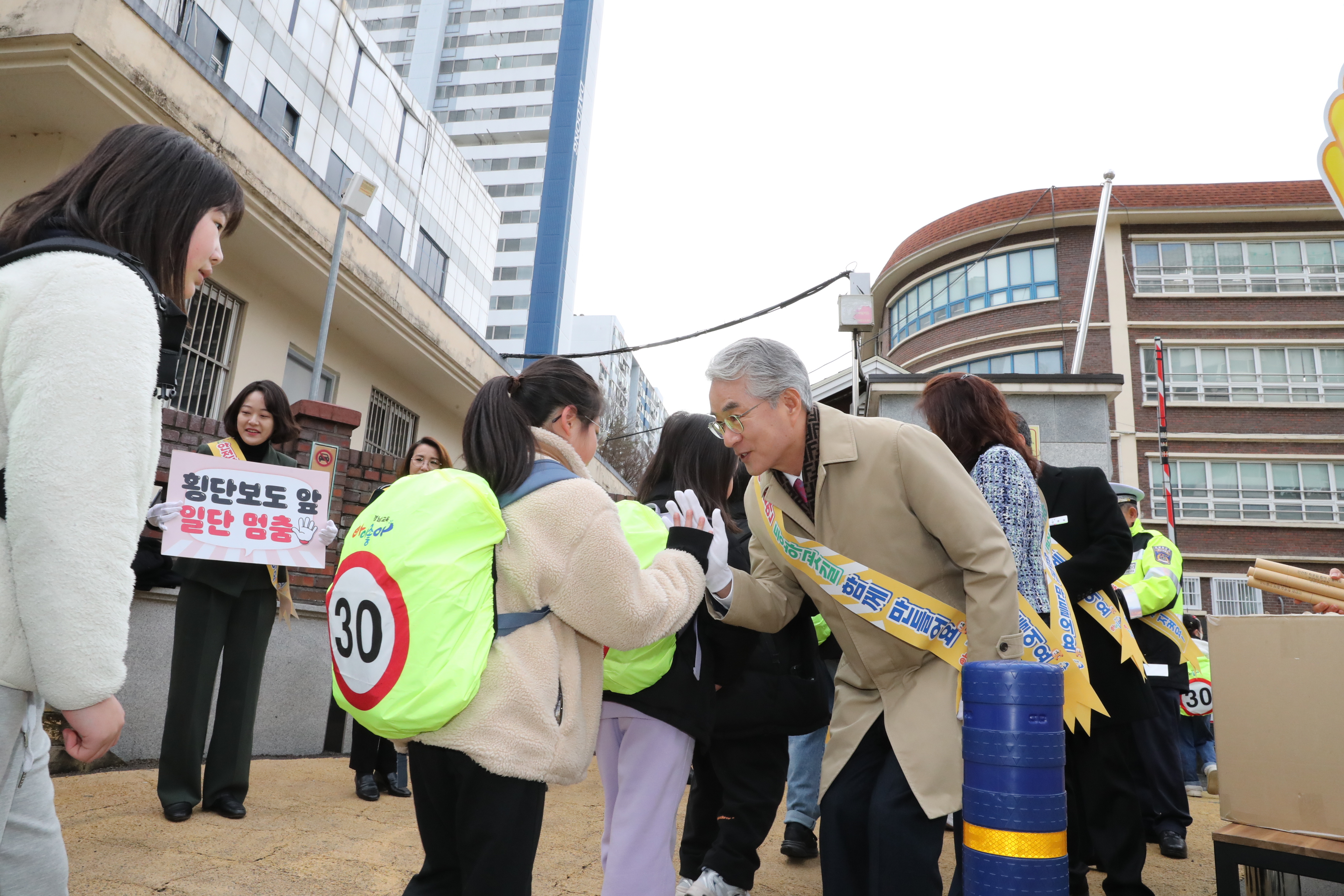 경남교육청, 민간단체와 함께 새 학기 교통안전 홍보 - 관련이미지2