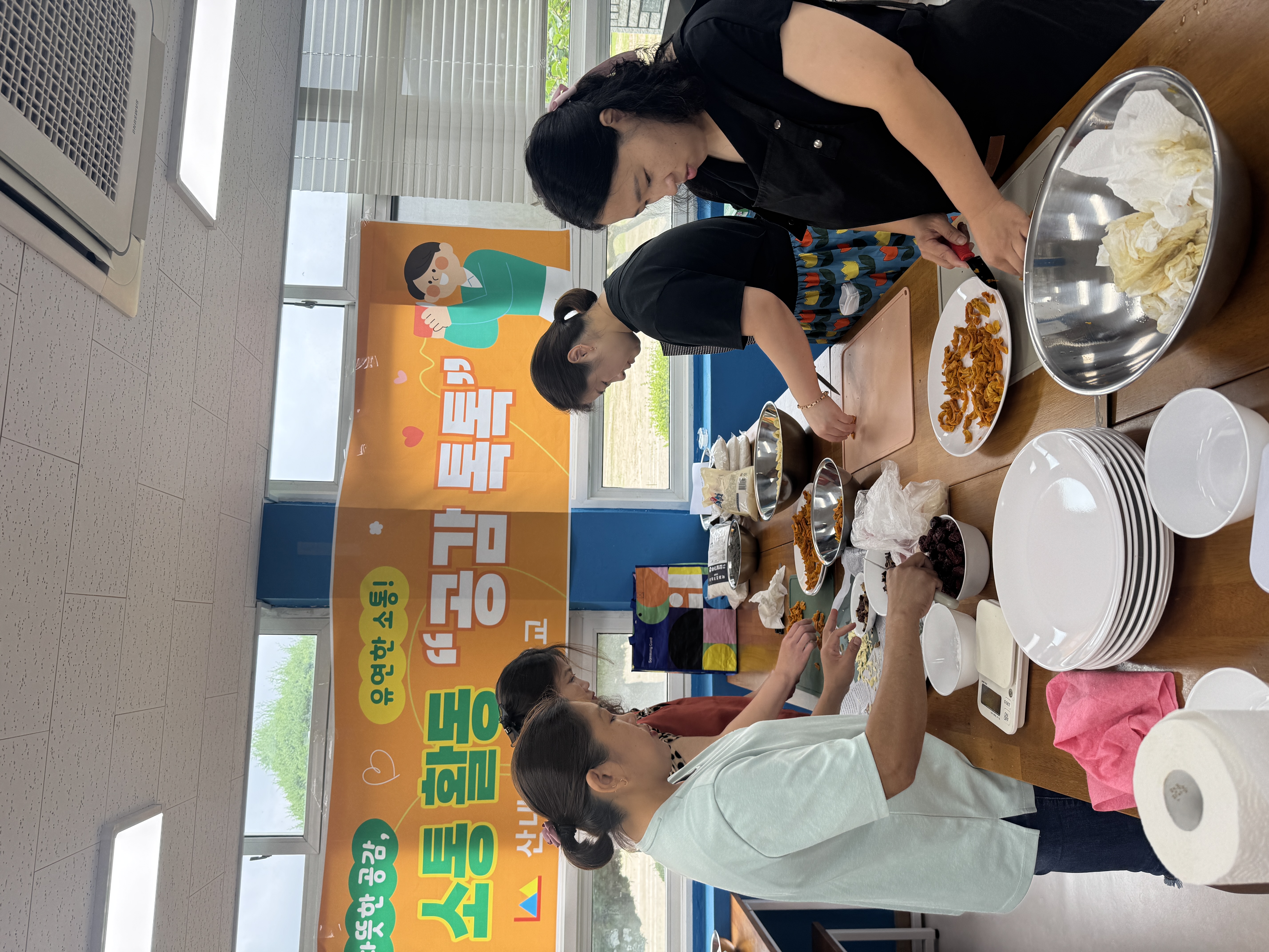 밀양 산내남명초등학교 학부모회, “떡으로 하나되다”  전통 음식 체험으로 소통 활동 활성화 - 학부모회장 재능기부로 전통 떡 만들기 연수 운영 - 관련이미지2