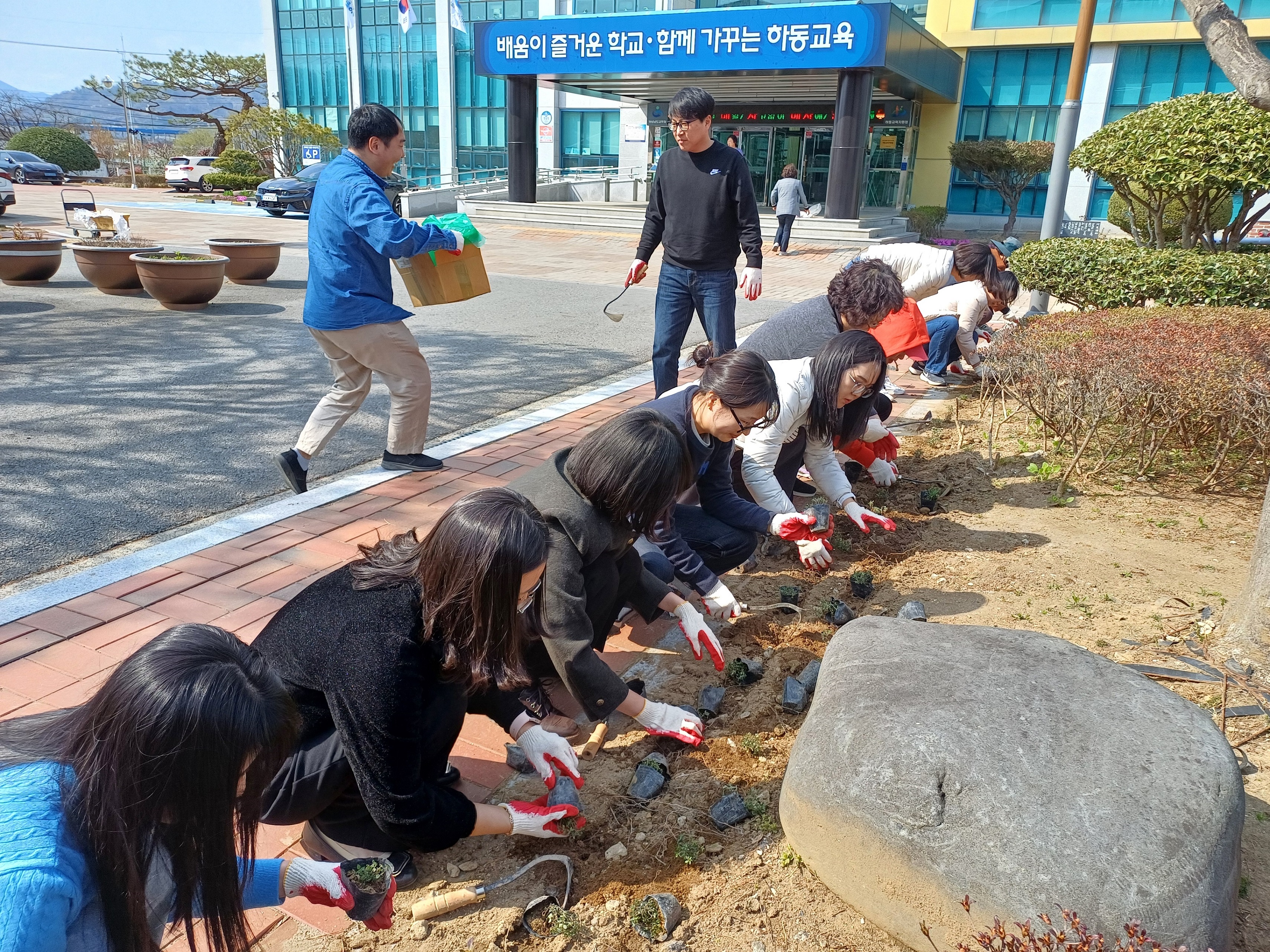 봄꽃 향기와 함께 소통하는‘청렴 꽃밭’조성 - 관련이미지2