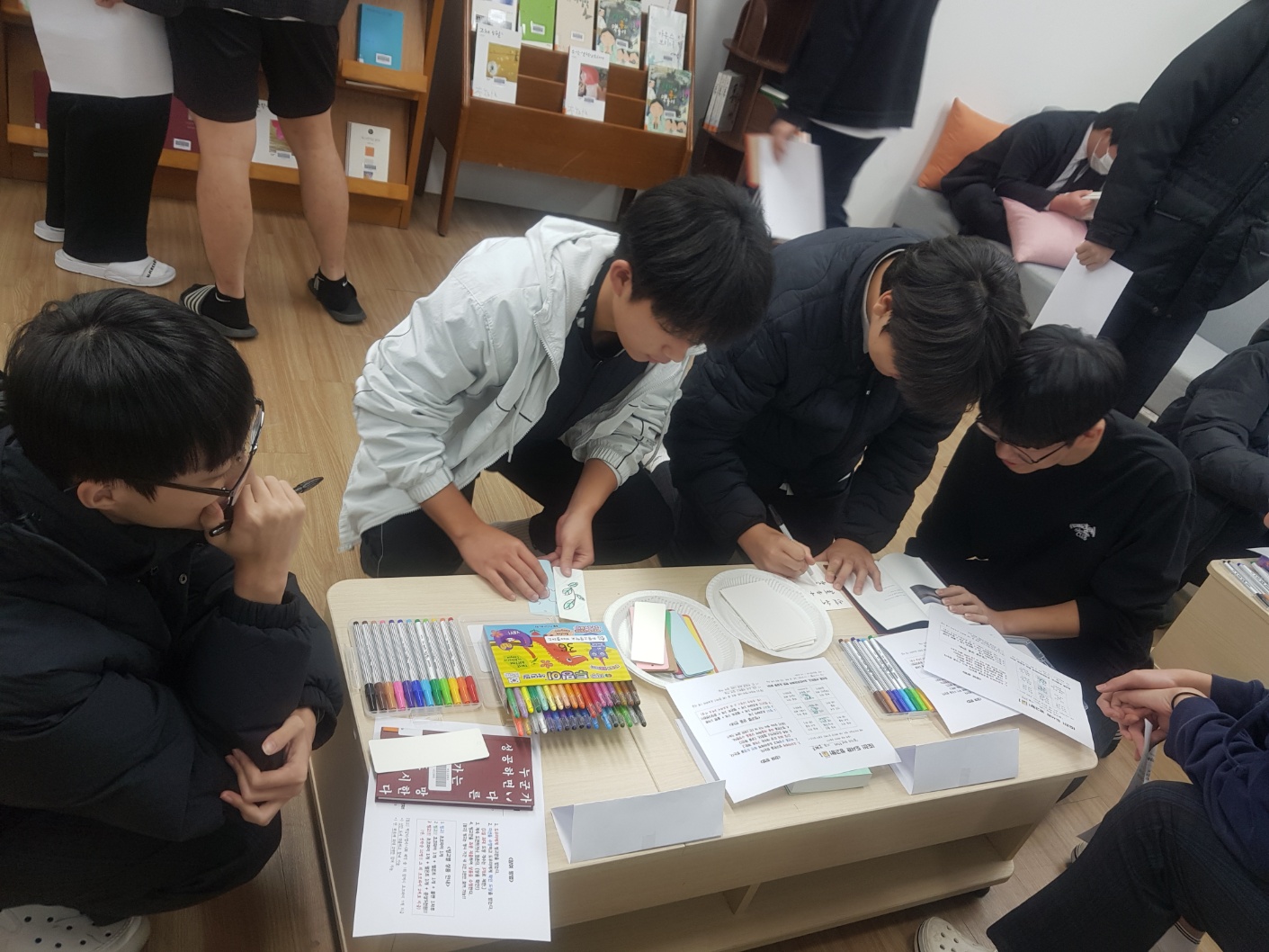 하동고, 학교 도서관에 하동 작가 코너 마련 - 관련이미지3