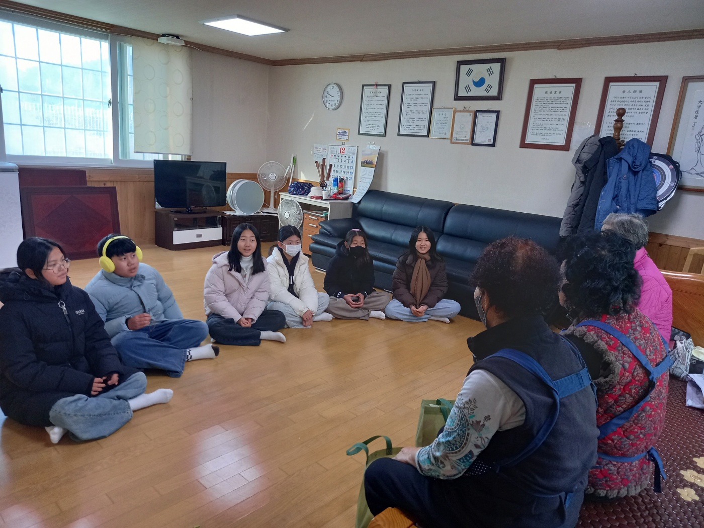 창원 하북초, “세대가 함께 한 따뜻한 겨울, 지역 어르신께 마음을 전하는 소중한 시간 가져” - 관련이미지1