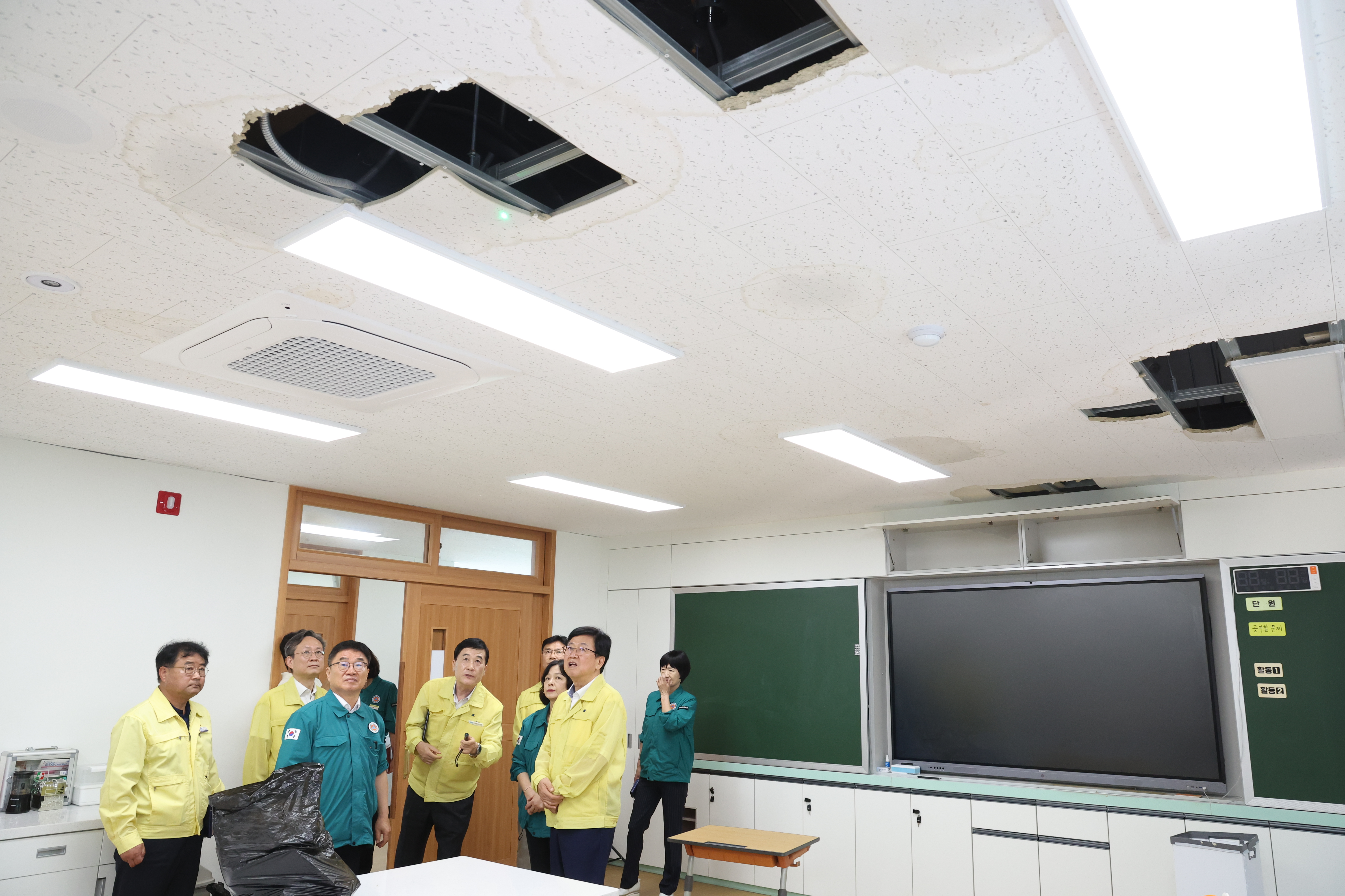최교진 교육부 장관·권순기 경남교육감, 거제 수해 피해학교 복구·지원 대책 협의 - 관련이미지3