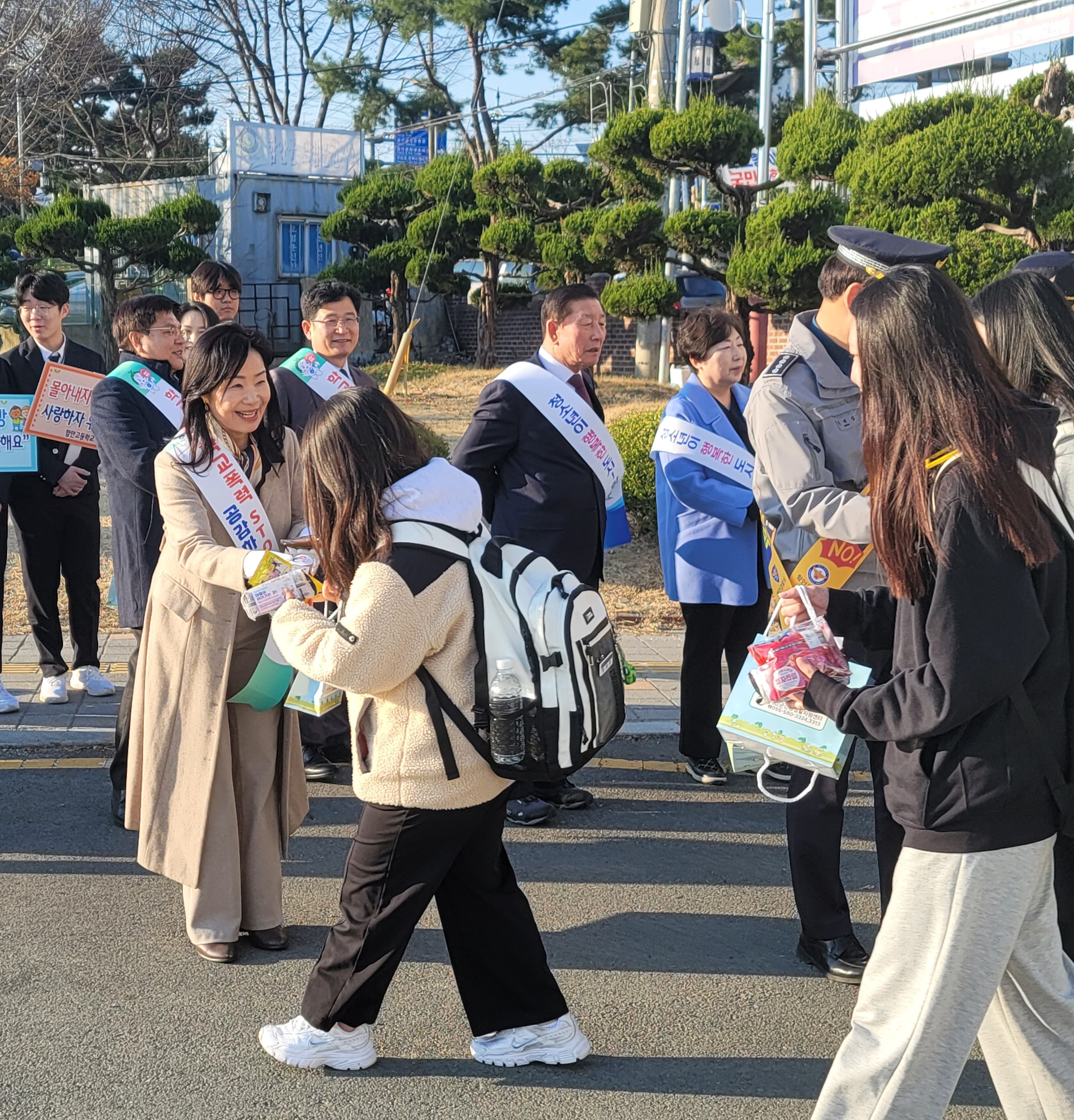 함안교육지원청, 학교폭력 예방 합동 캠페인 실시 - 관련이미지2