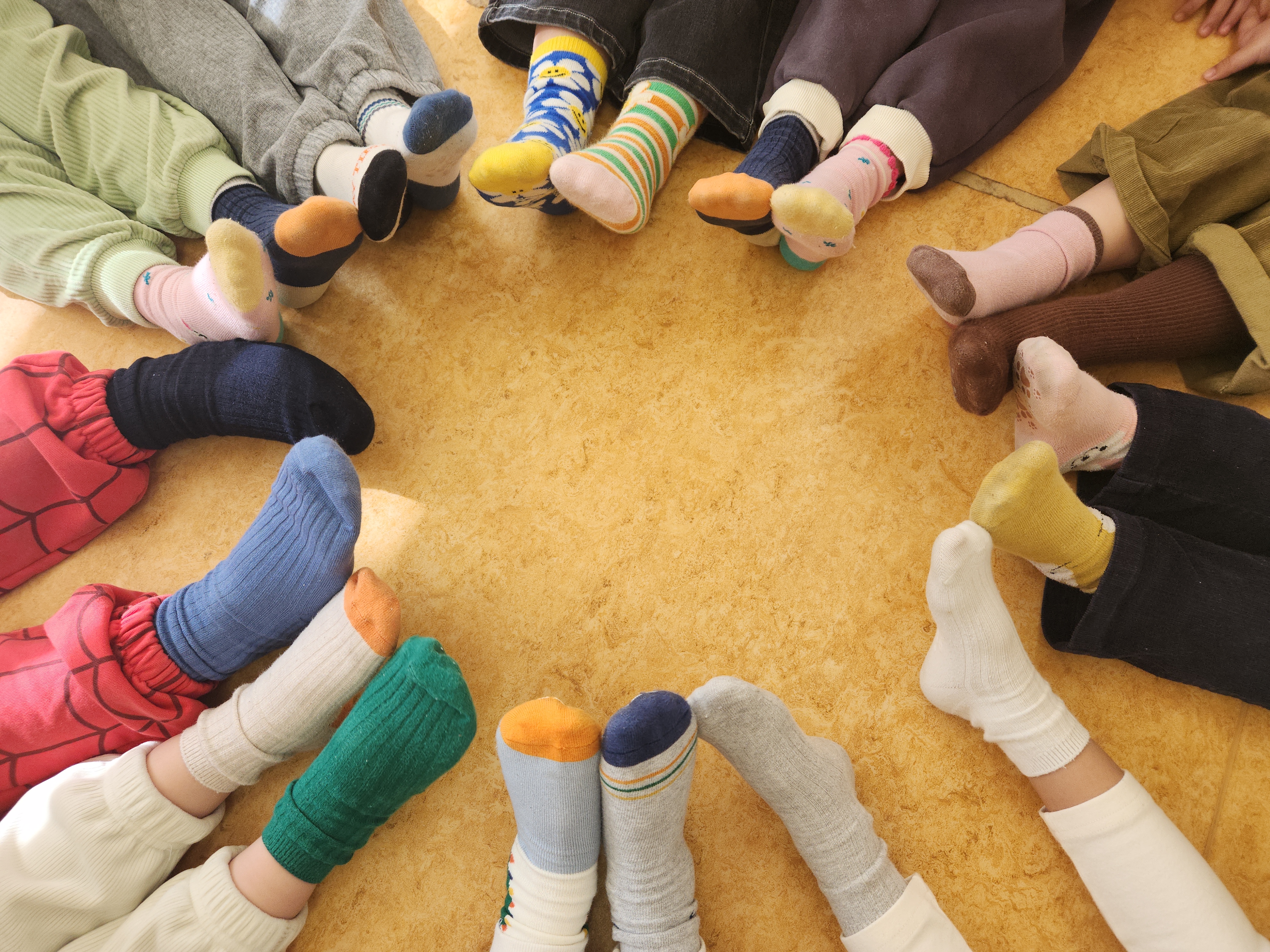 진주유치원, 달라도 짝이 되는 ‵달짝양말 DAY′ 실시! - 관련이미지1