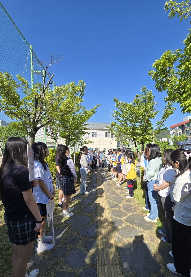 김해교육지원청, 신어중학교서 학교폭력 예방 합동 캠페인 펼쳐 - 관련이미지2