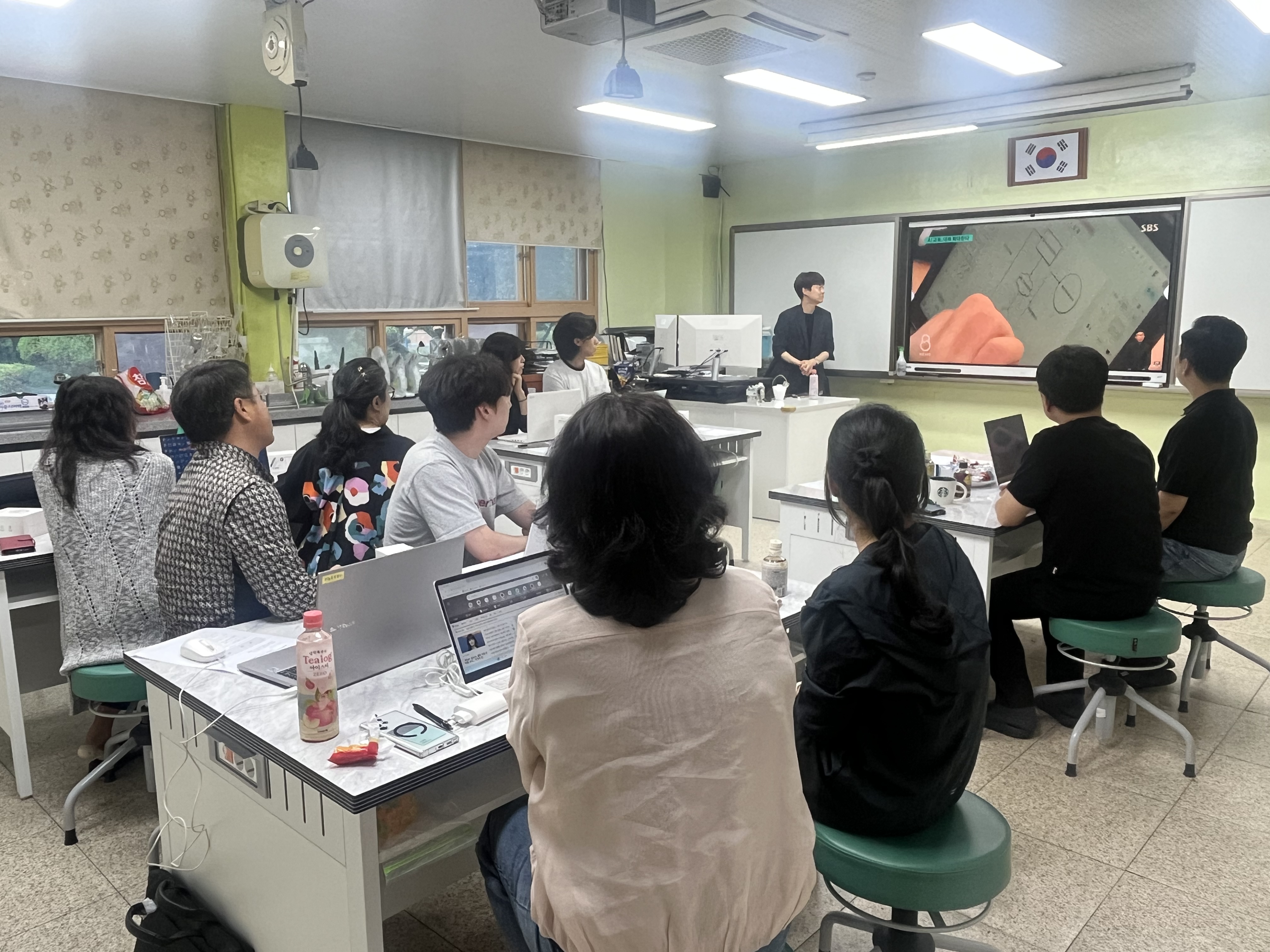 AI와 디지털로 여는 미래교실, 야로초 「2026. 학교현장맞춤형 디지털 기반 교육혁신 직무연수 운영학교」 운영 - 관련이미지2