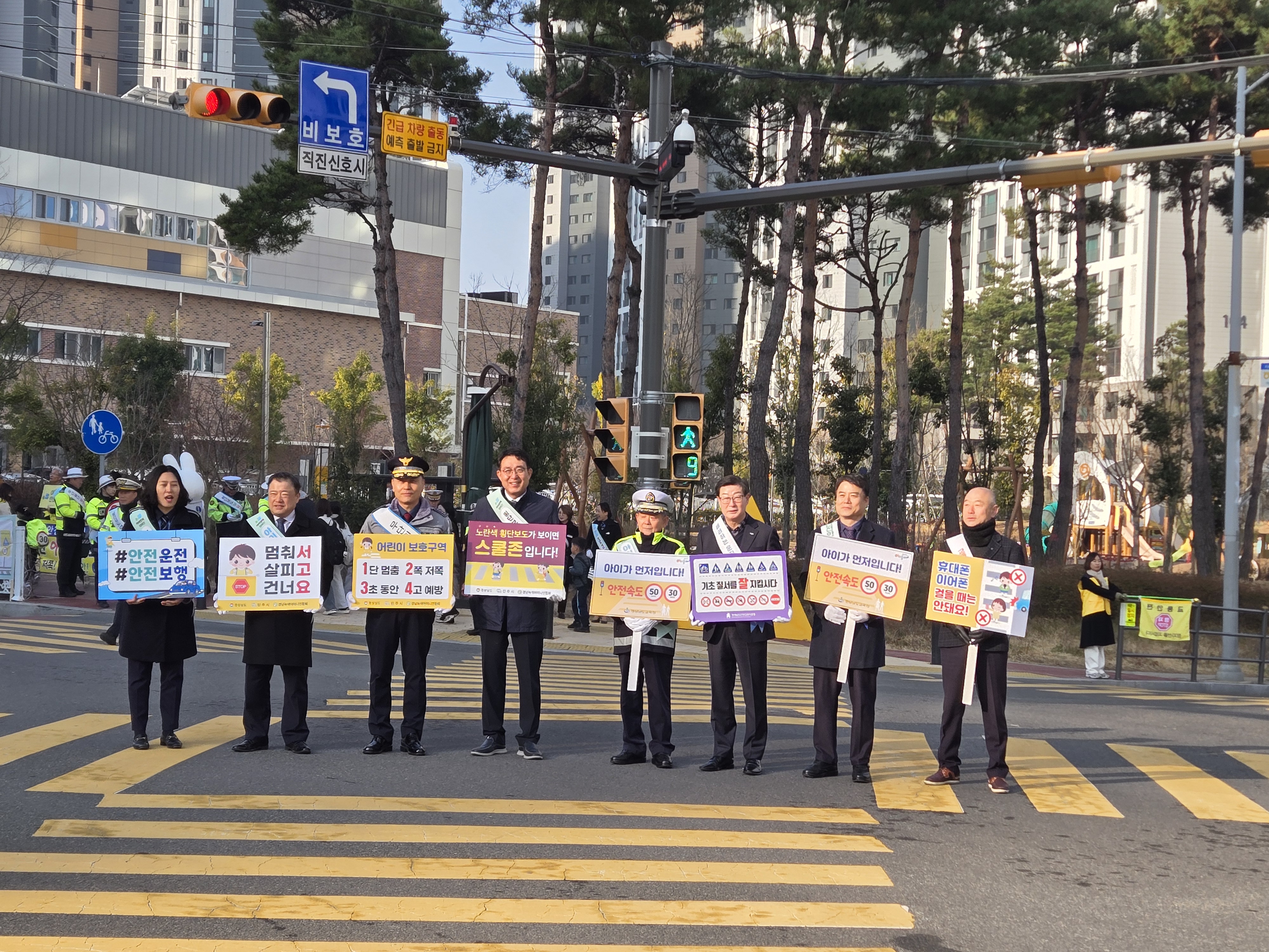 진주교육지원청, ‘등굣길 교통안전 캠페인’으로 새학기 교육활동 시작  - 관련이미지1