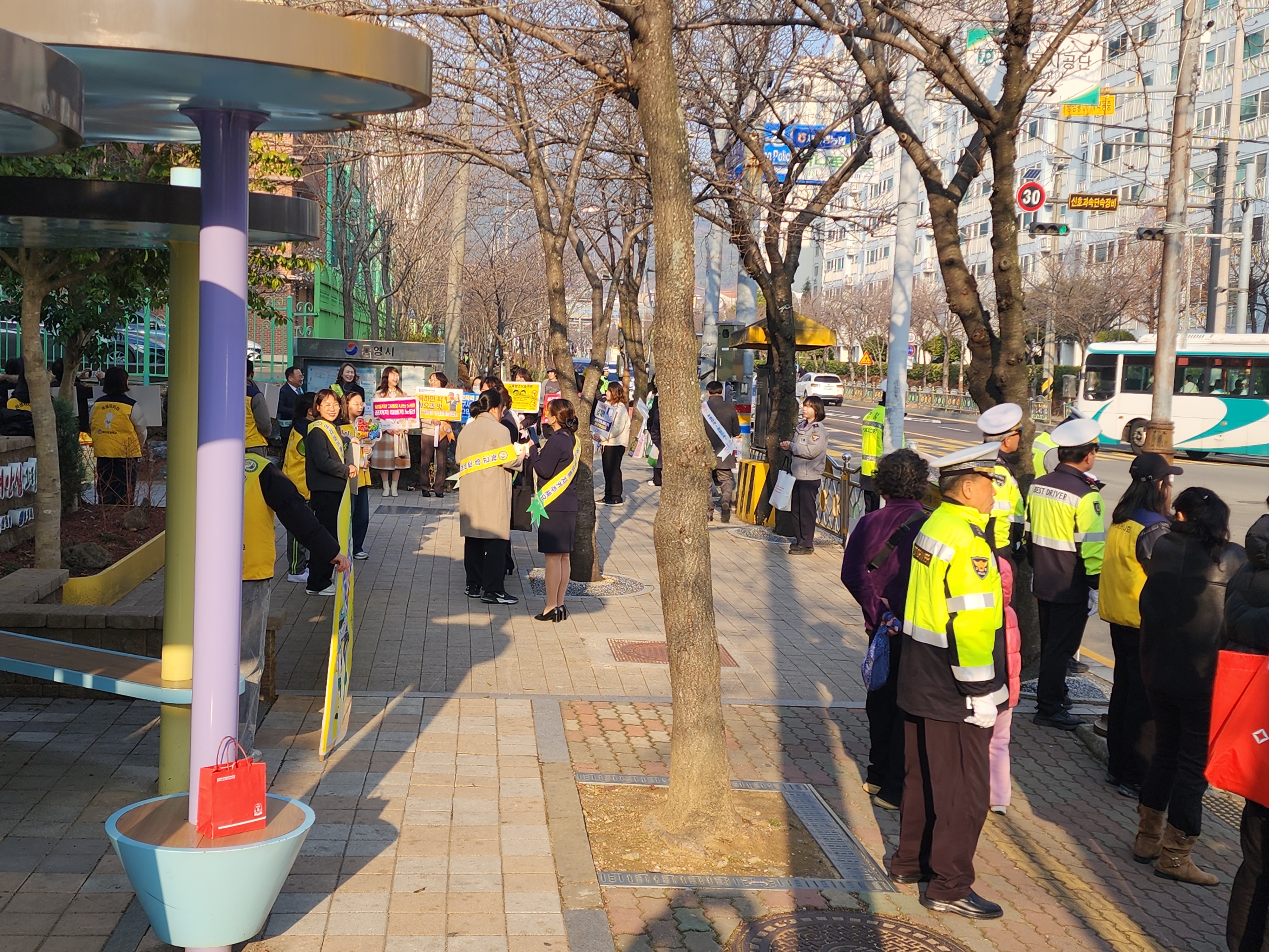 통영교육지원청, 2026학년도 새학년 맞이 교통안전 캠페인 실시 - 관련이미지2