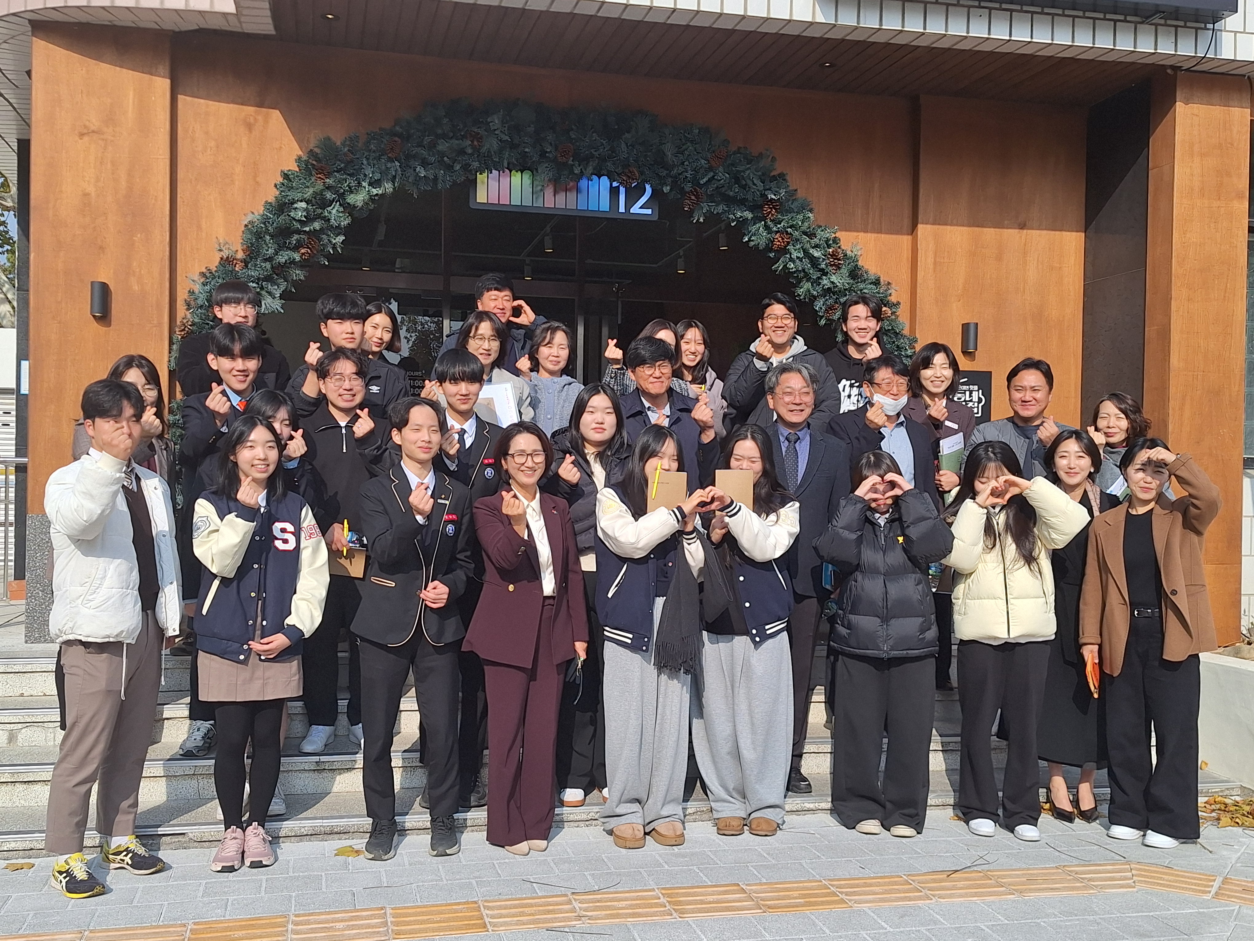 밀양교육지원청, 밀양시청-밀양시학교운영위원장협의회-밀양 지역 고등학교 학생회 임원과 정책 간담회 실시 - 관련이미지3