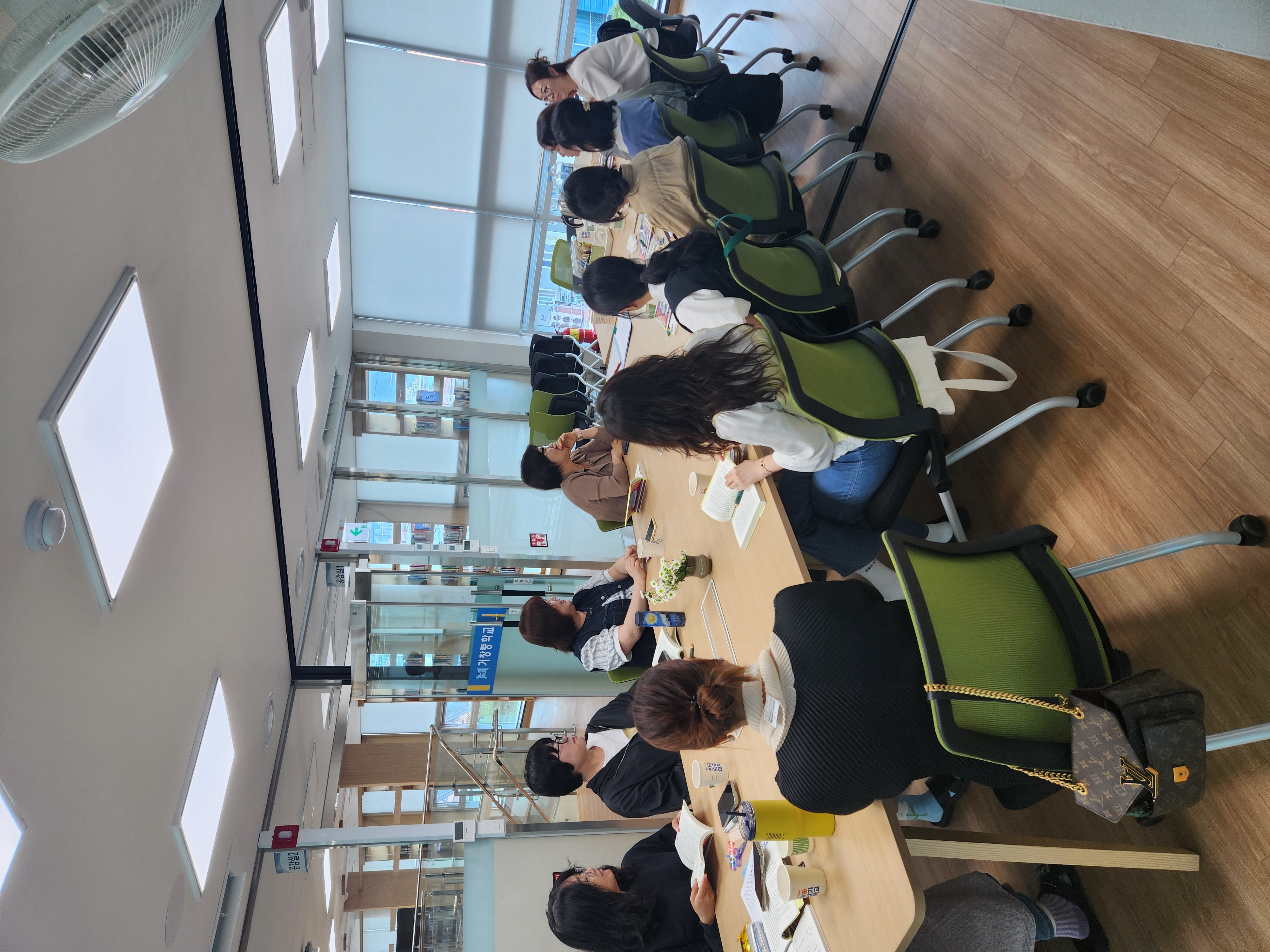거창중, 행복학교 학부모 독서동아리 모임 시작 - 관련이미지1