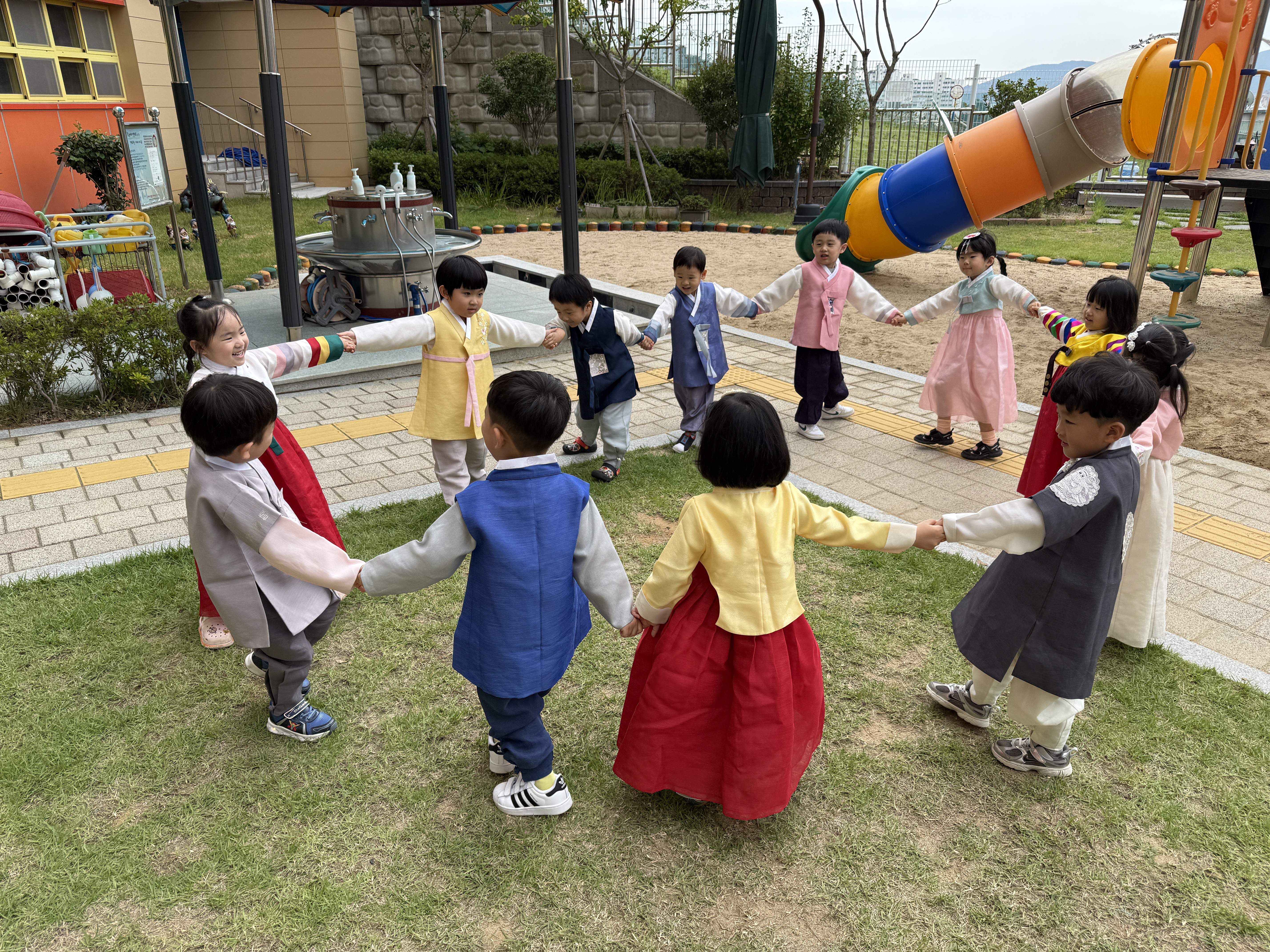 거제유치원, 학부모회와 함께하는 신나는 세계 전통놀이 한마당! - 관련이미지3