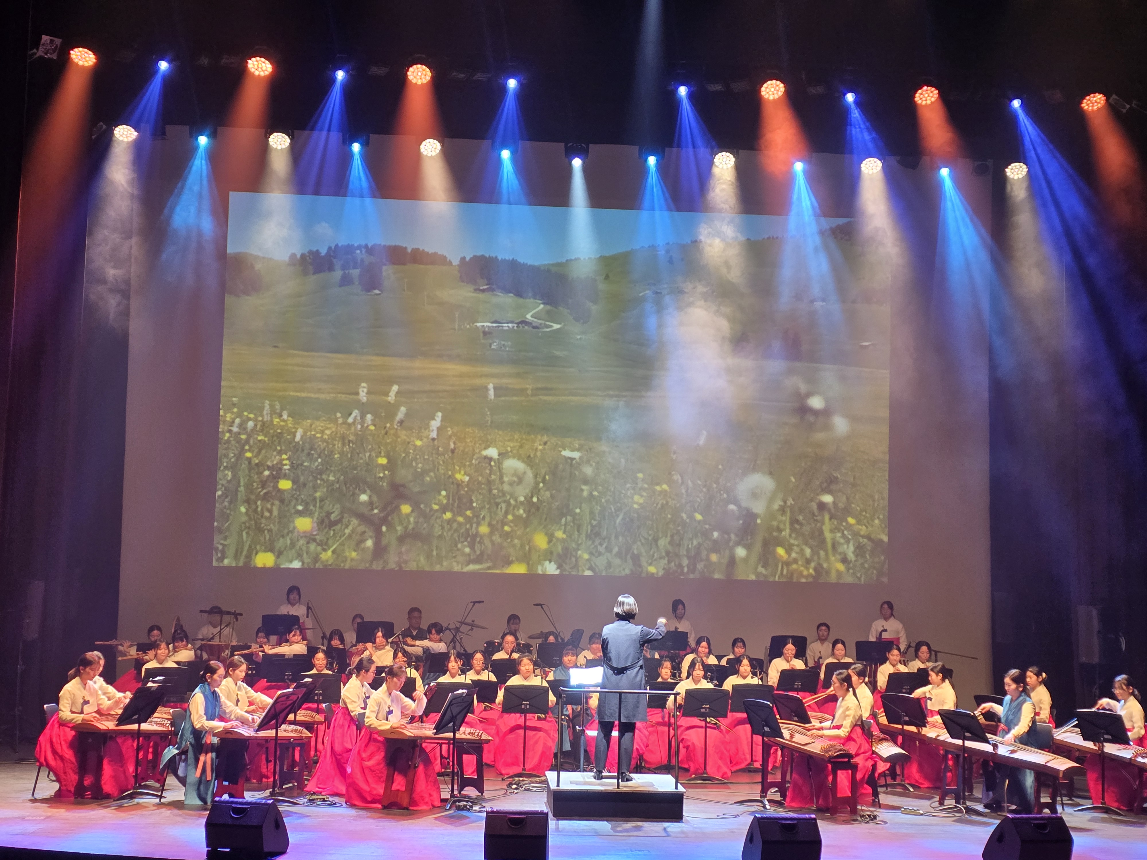 삼천포중앙여자중학교 ‘청명’ 국악 오케스트라, 제3회 정기연주회 성황리에 개최 - 학교와 지역민이 함께한 전통 음악의 향연 - 관련이미지3