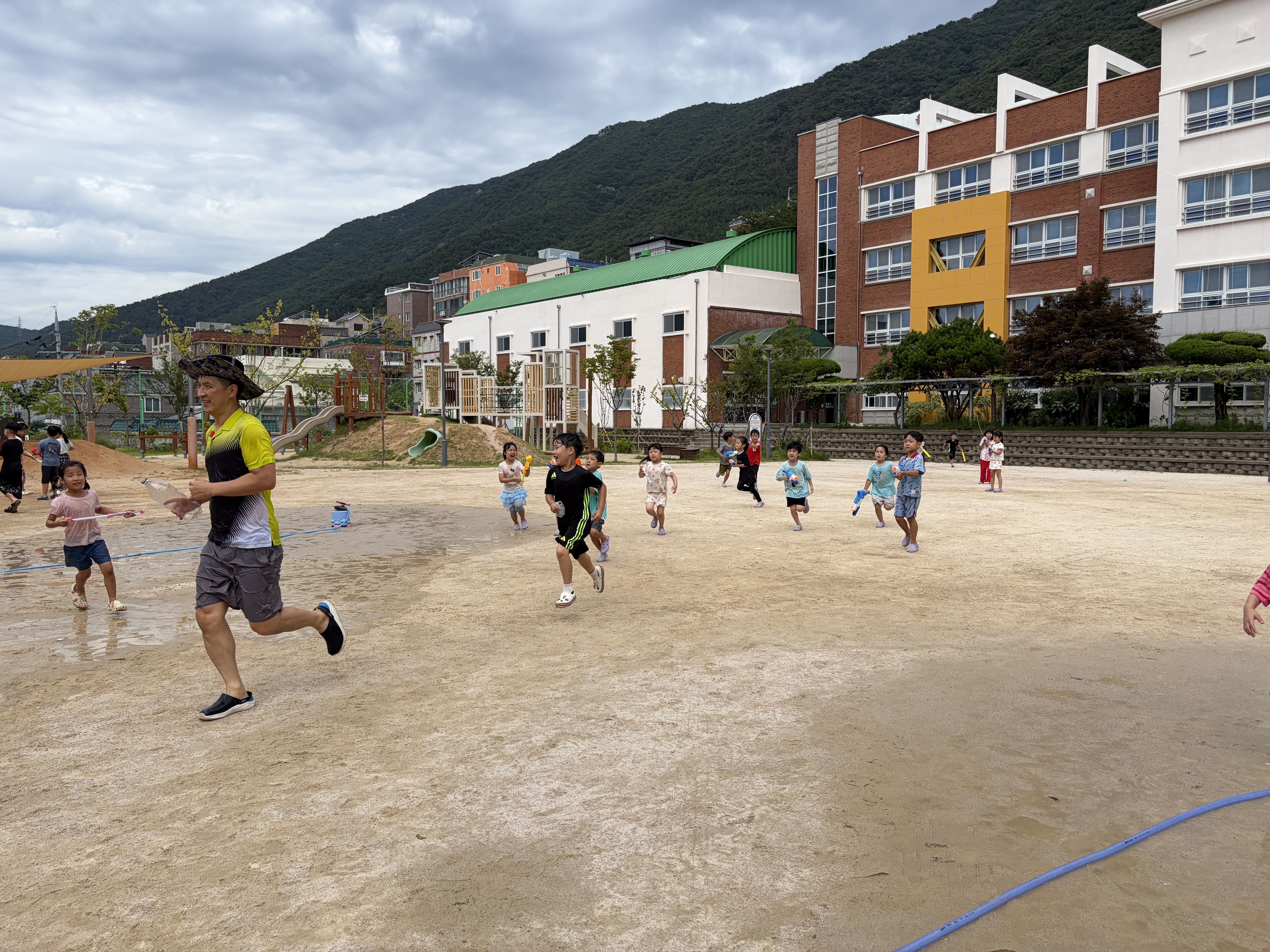 오봉유치원,　물놀이 주간 실시 - 초등학교 운동장이 워터파크로!　놀이로 배우는 과학‧탐구 물놀이 주간 운영 - 관련이미지3