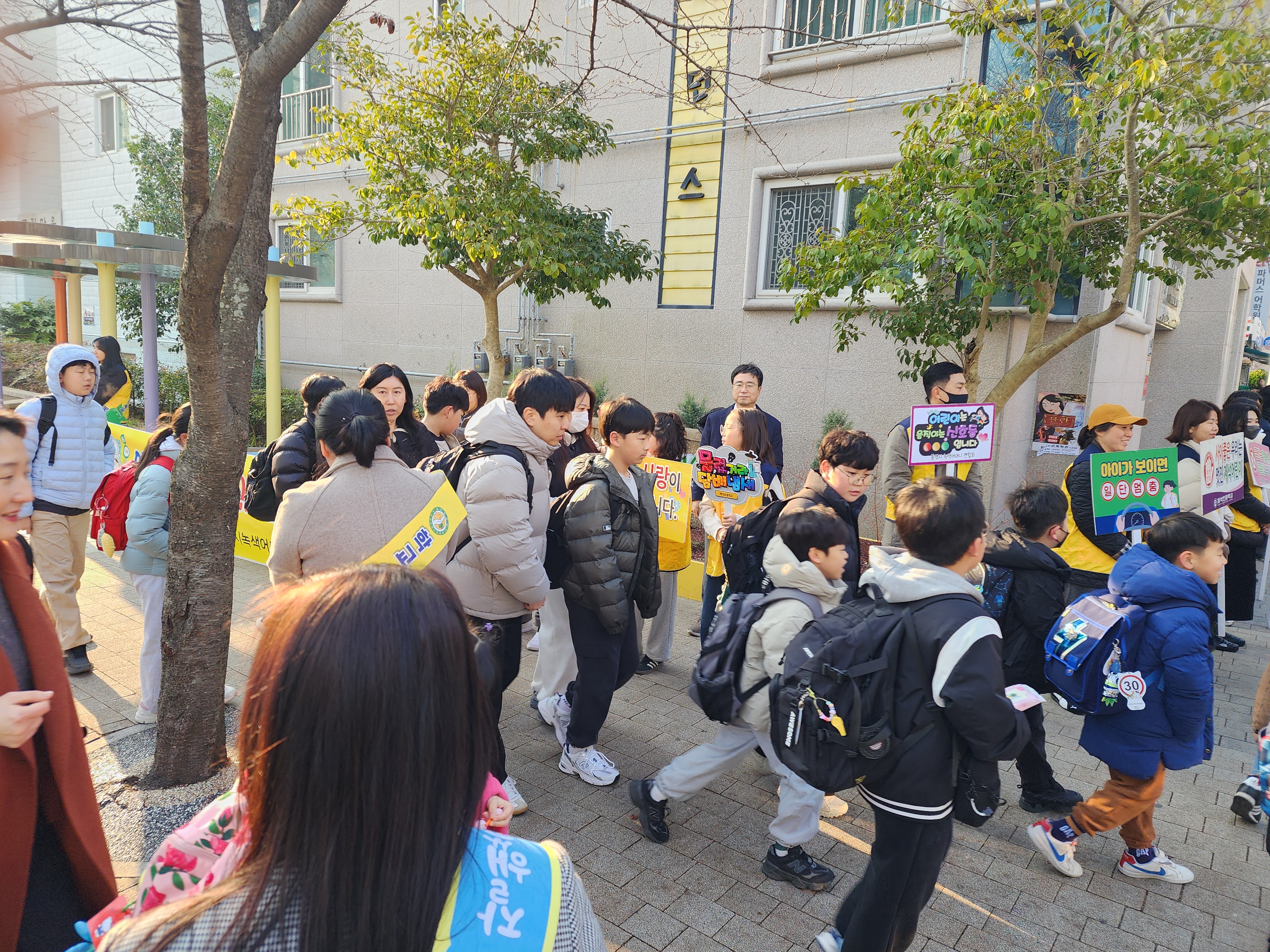 통영교육지원청, 2026학년도 새학년 맞이 교통안전 캠페인 실시 - 관련이미지1