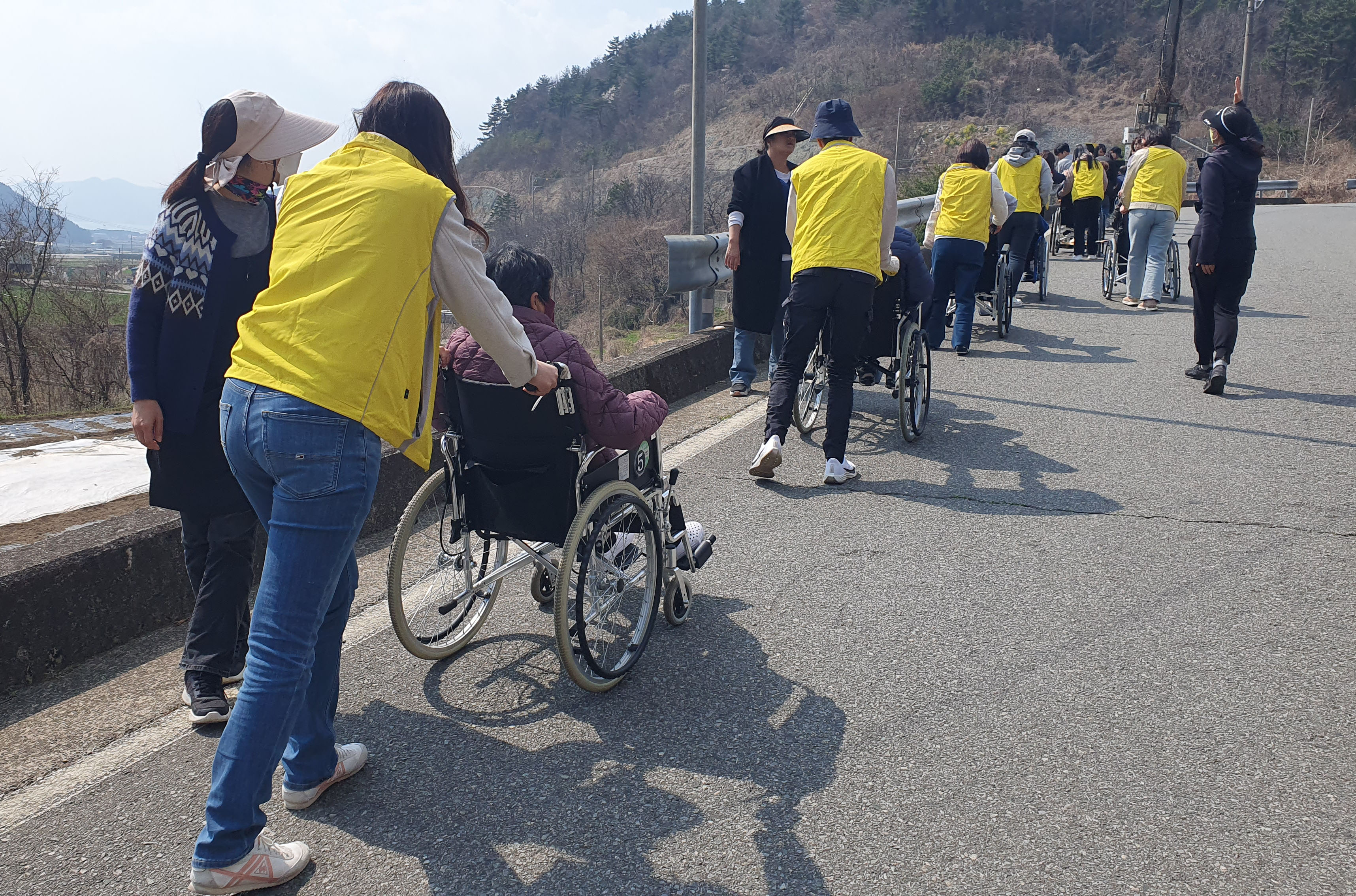 남해교육지원청, 장애인복지시설에서 봉사활동으로 나눔 실천 - 관련이미지3