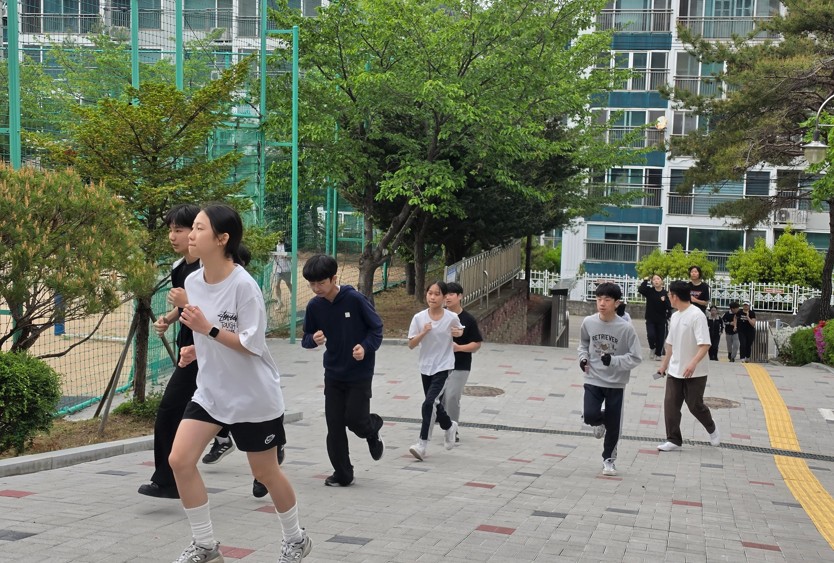 함께 도전하고 함께 성장하다! 봉명중, 전교생이 함께한 ‘봉명 마라톤’ - 관련이미지2