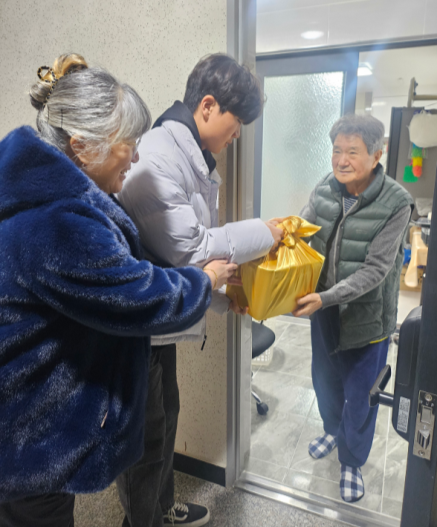 진해중학교, 교육공동체가 함께 하는 김치 나눔 행사 운영 - 관련이미지4