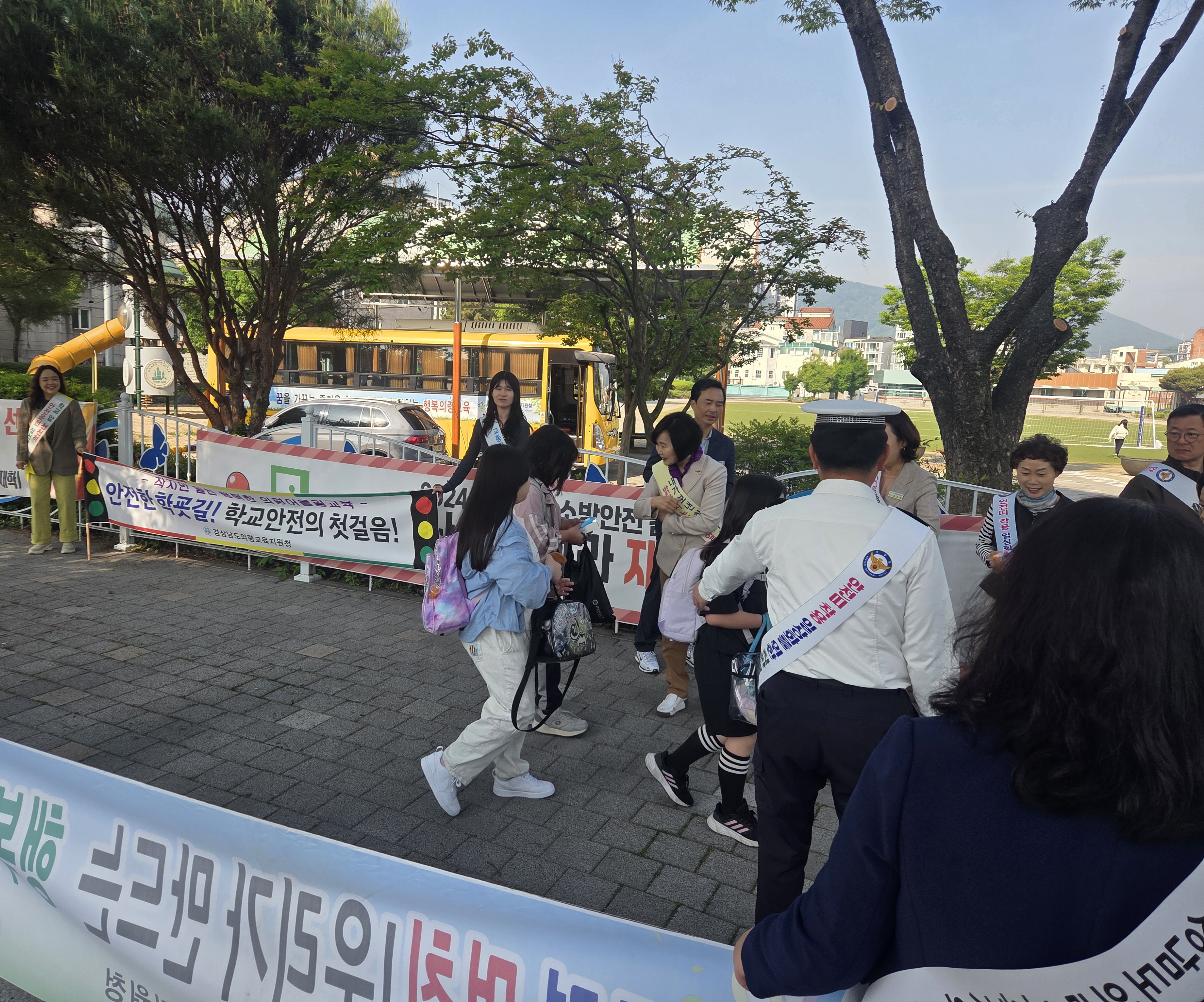 의령교육지원청, ‘全 좌석 안전띠 착용’ 교통안전·학교폭력 예방 함께해요!  - 관련이미지2