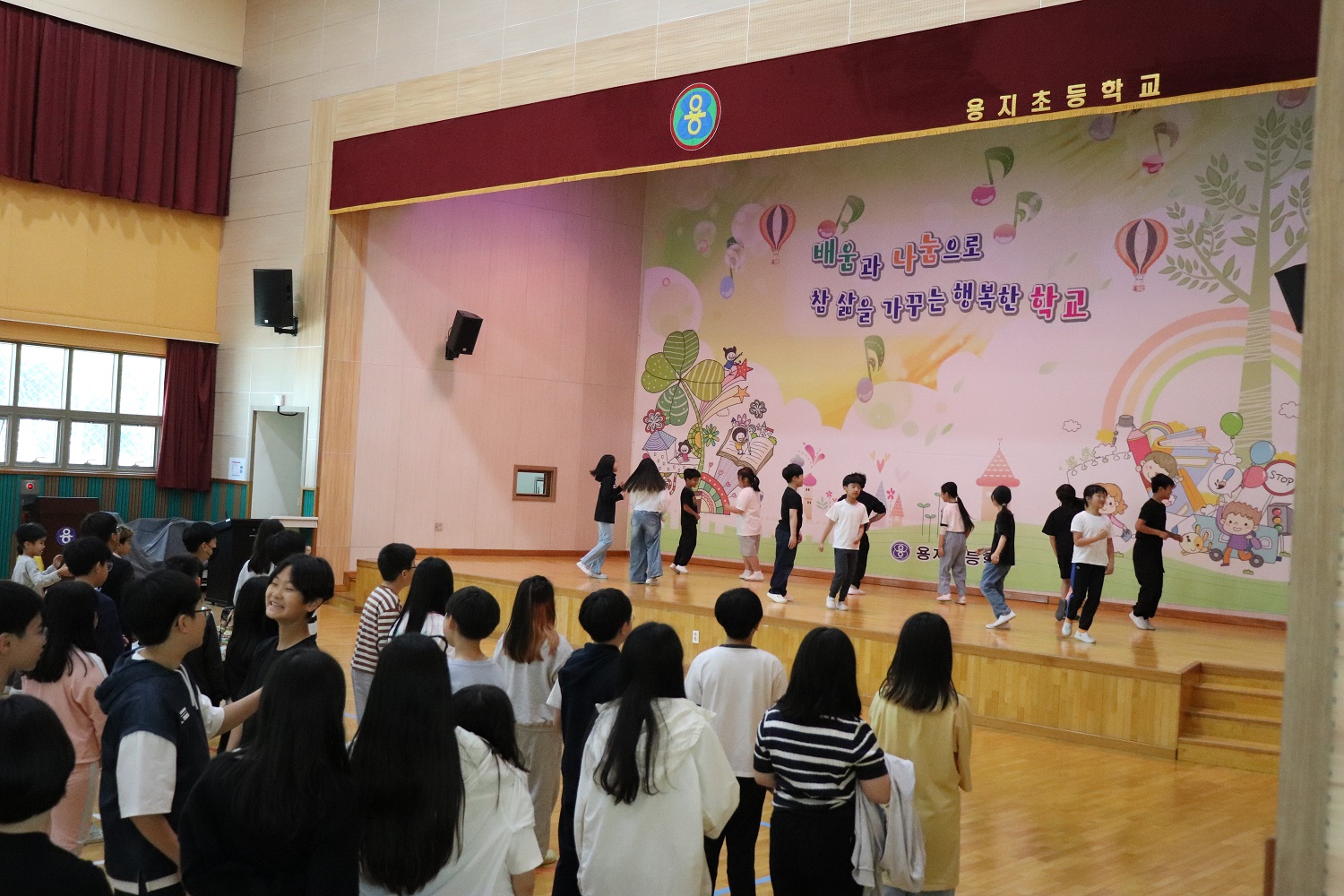 4학년 학생들의 플래시몹 시범 모습.jpg