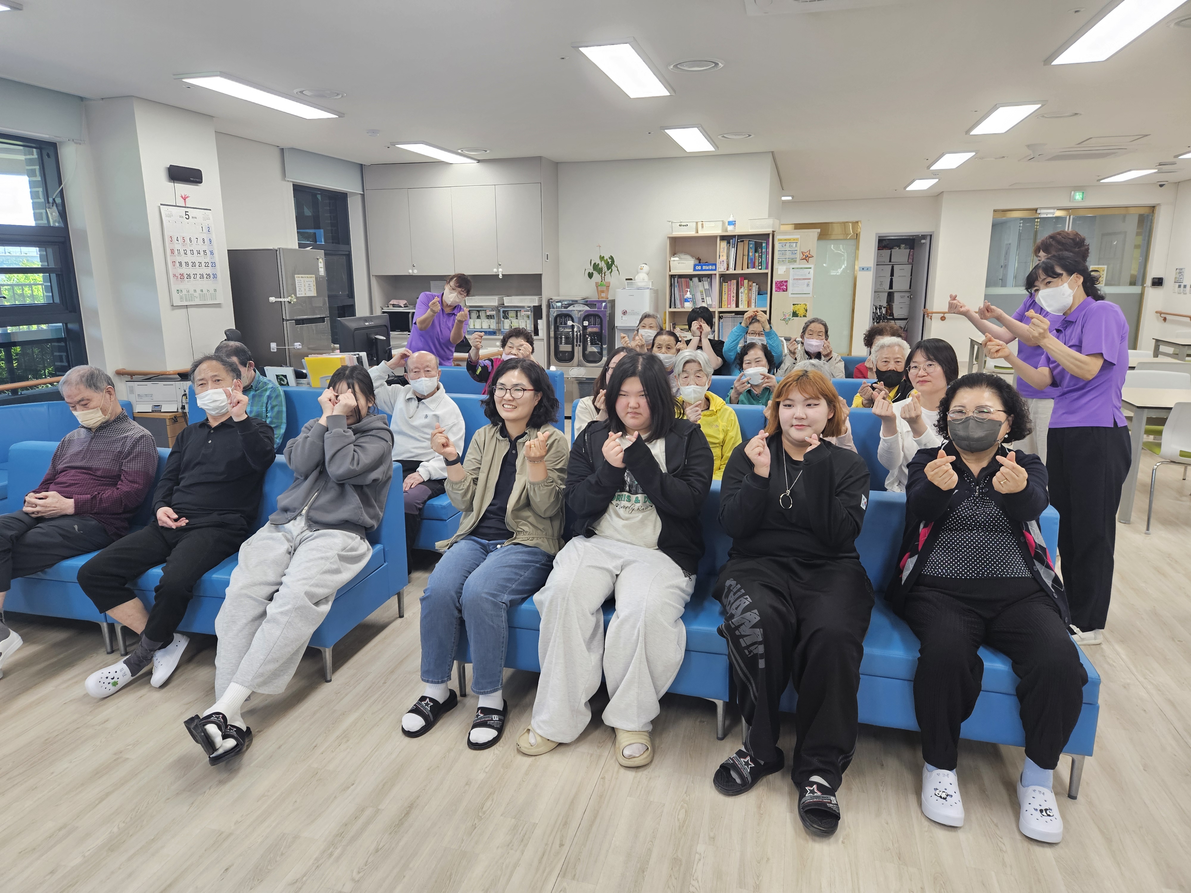 "고소한 빵 냄새에 실린 마음, 세대를 잇는 온기가 되다" - 낙동강학생교육원, 가정의 달 맞이 지역사회 상생 봉사활동 전개 - 관련이미지3