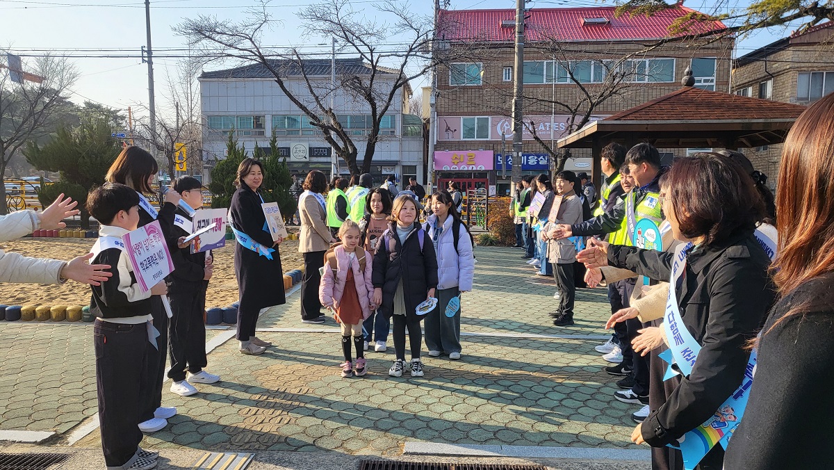 창녕 명덕초, 교육공동체와 함께한 아침맞이 합동 캠페인 - 관련이미지1