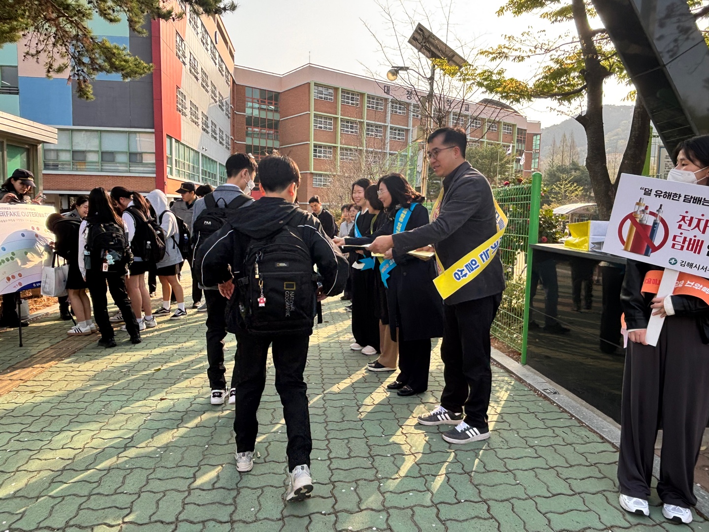 안전한 등하굣길 조성을 위한, 김해교육지원청, 4월 관계기관 합동 교통안전 연합캠페인 실시 - 관련이미지1