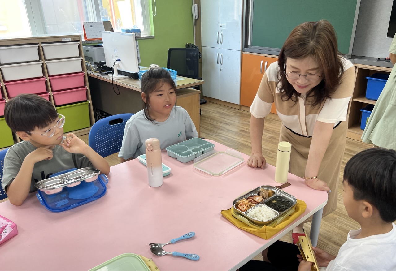 밀양교육지원청, 여름방학 중 초등돌봄교실 건강도시락 공급 현장 방문 - 관련이미지1