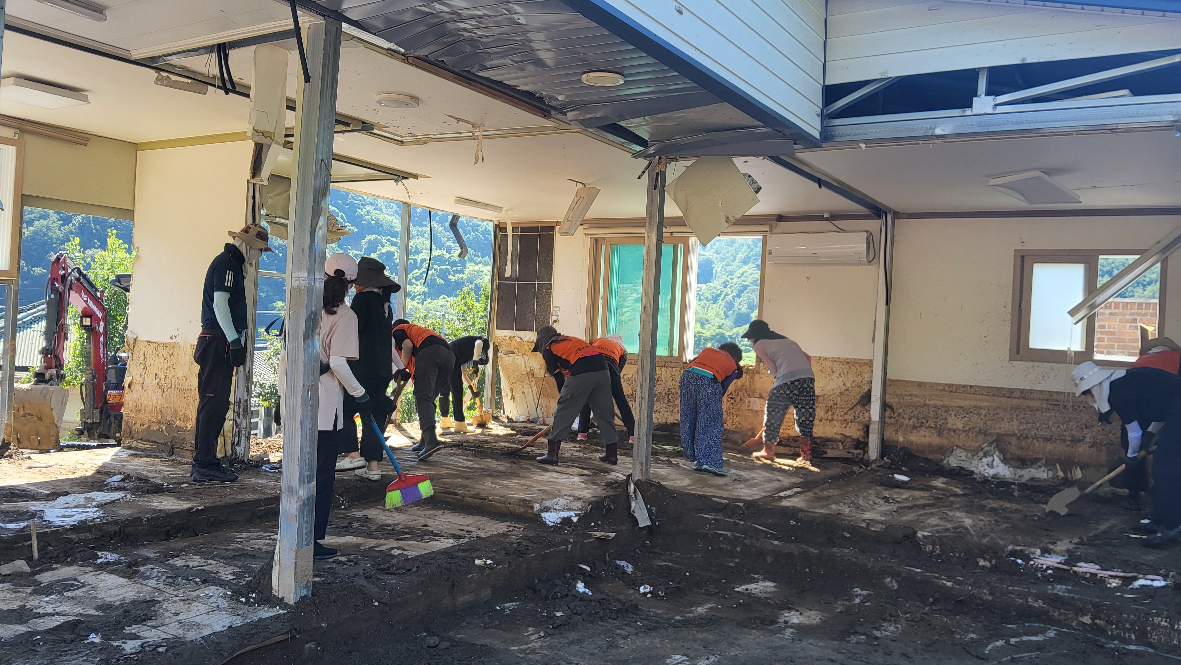 “산청교육지원청, 수해지역 찾아 복구에 구슬땀” - 관련이미지1