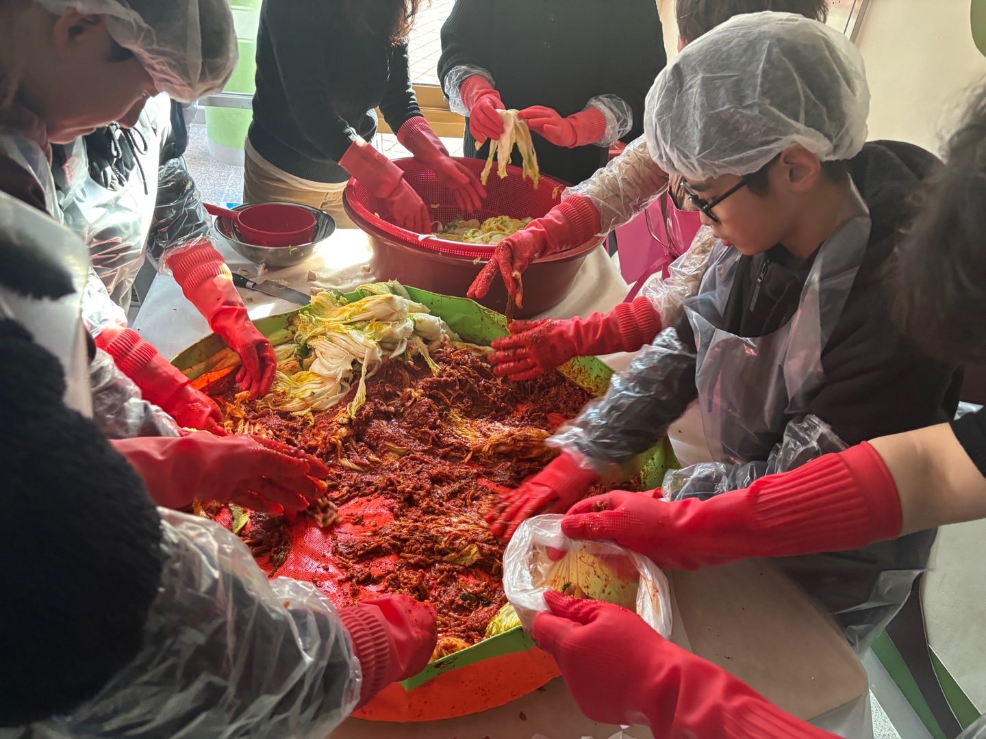 한다사중, 학교가 마을 속으로, 마을이 학교 속으로! 마을을 품은 김장 나눔 행사 실시 - 관련이미지2