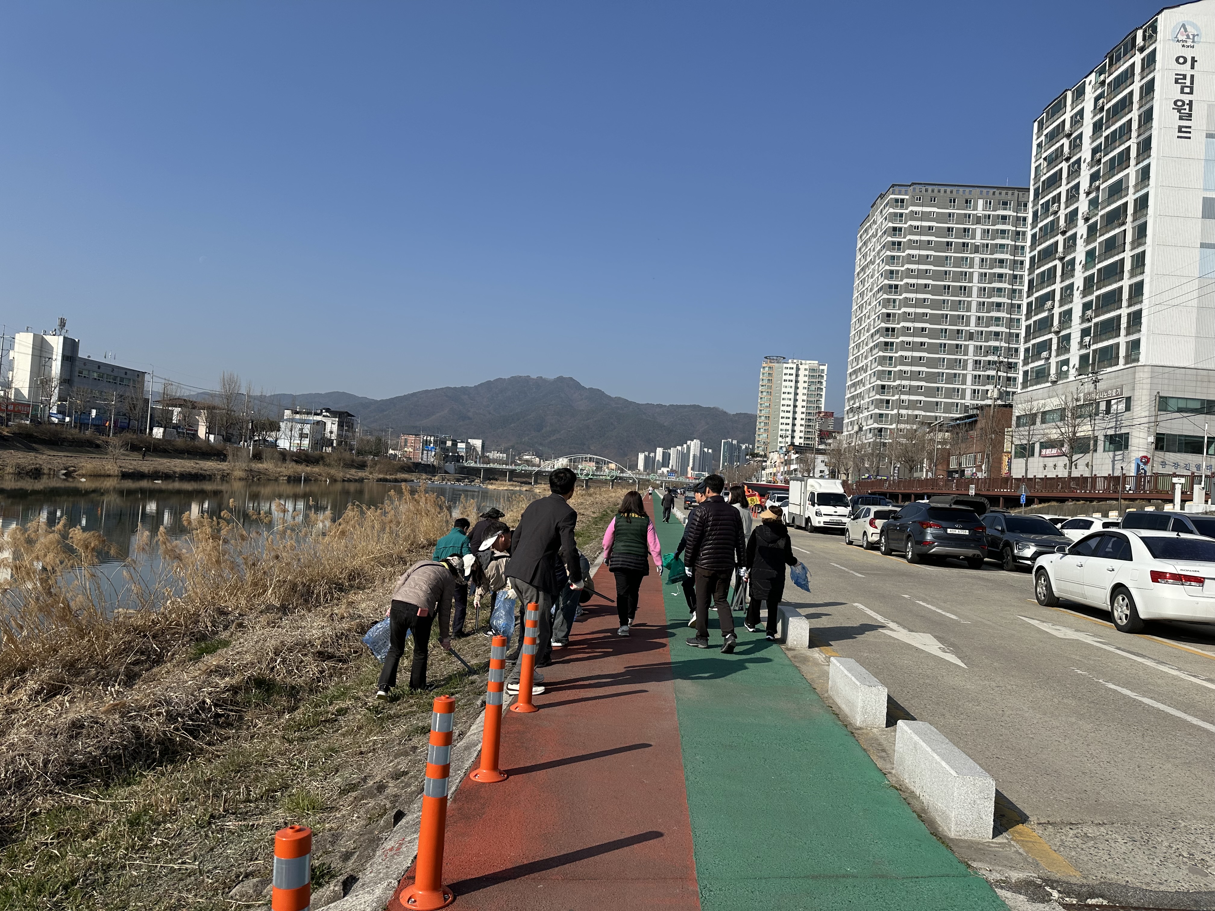 거창교육지원청 교육장, 강변 환경정화활동 격려 - 관련이미지2