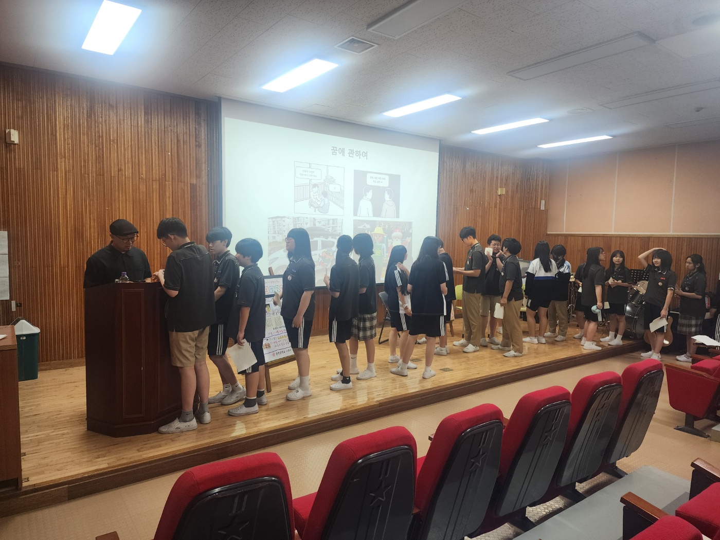 용원중학교, 인문소양교육 프로그램 ‘공감독독, 공감톡톡’ 의 일환으로 ‘제철동 사람들’의 이종철 작가 초청 강연회 열다 - 관련이미지2