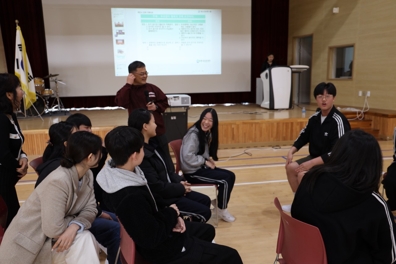 곤명중, 케빈리 교수 초청, 사제가 함께하는 디베이트 특강 개최 - 관련이미지3