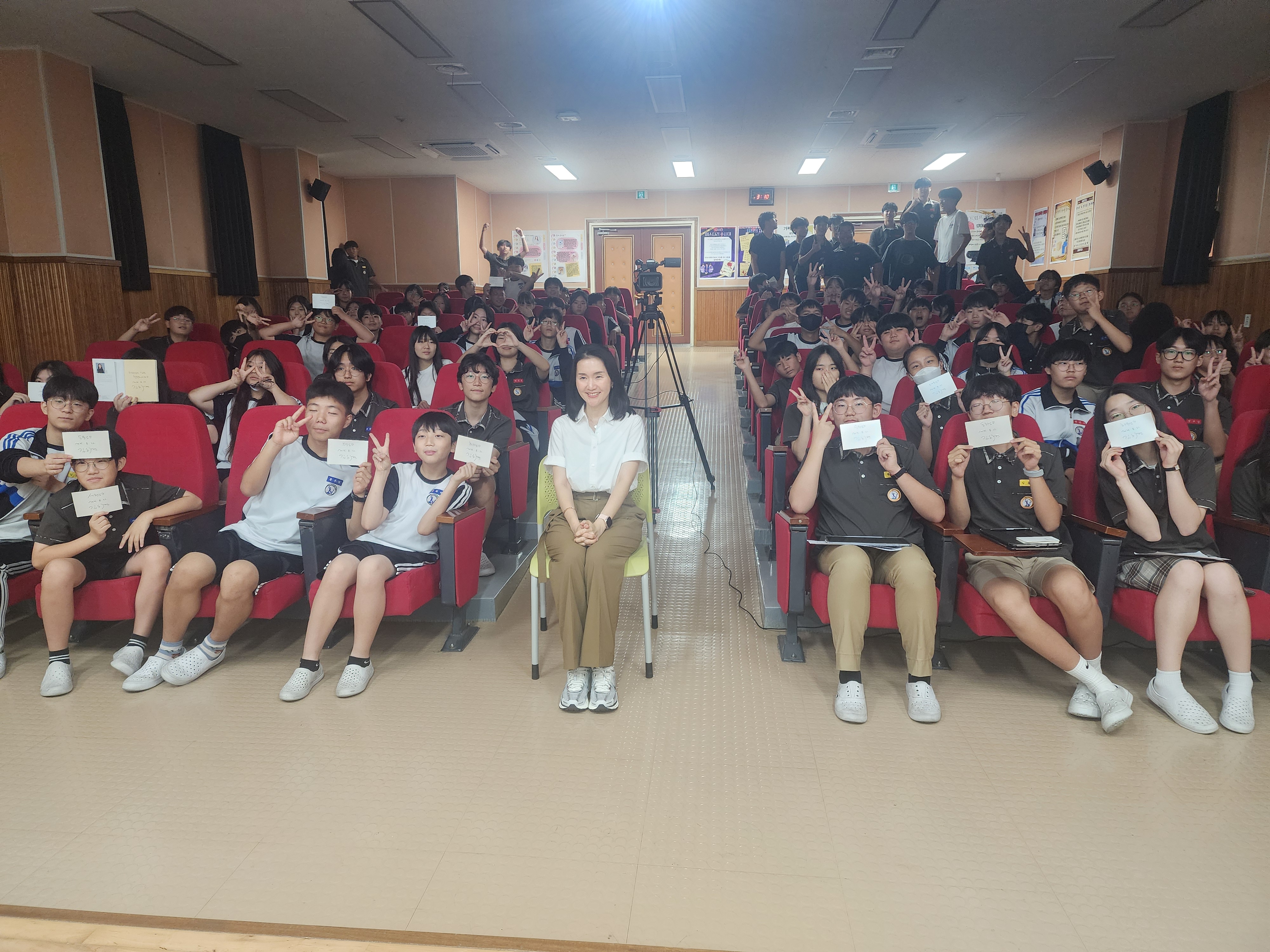  용원중학교, 작가 초청 강연회 및 사제동행 독서프로그램 열다 - 관련이미지1