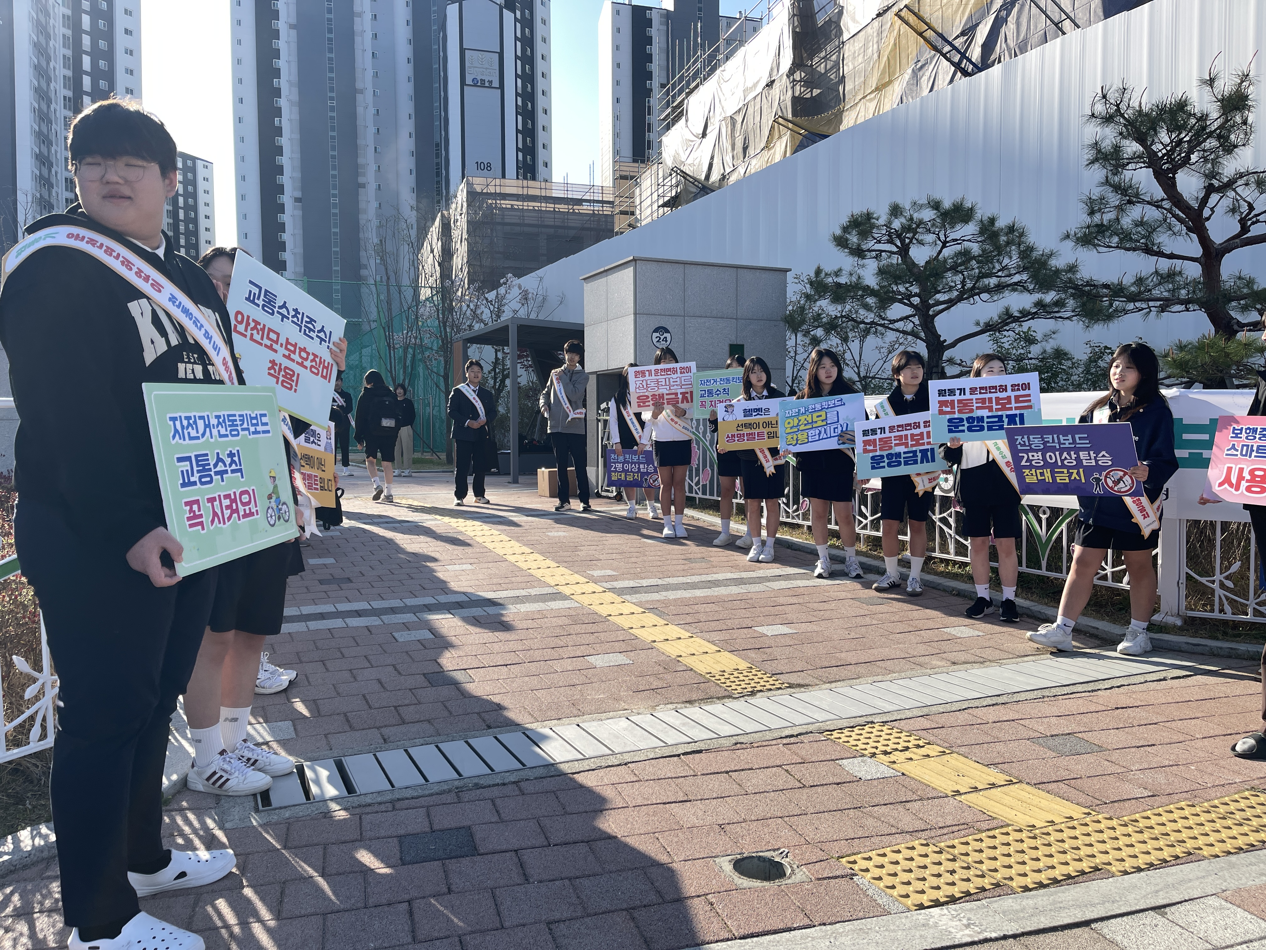 학생자치회 “안전모 필수, 전동 킥보드 무면허 운전 금지” - 관련이미지2