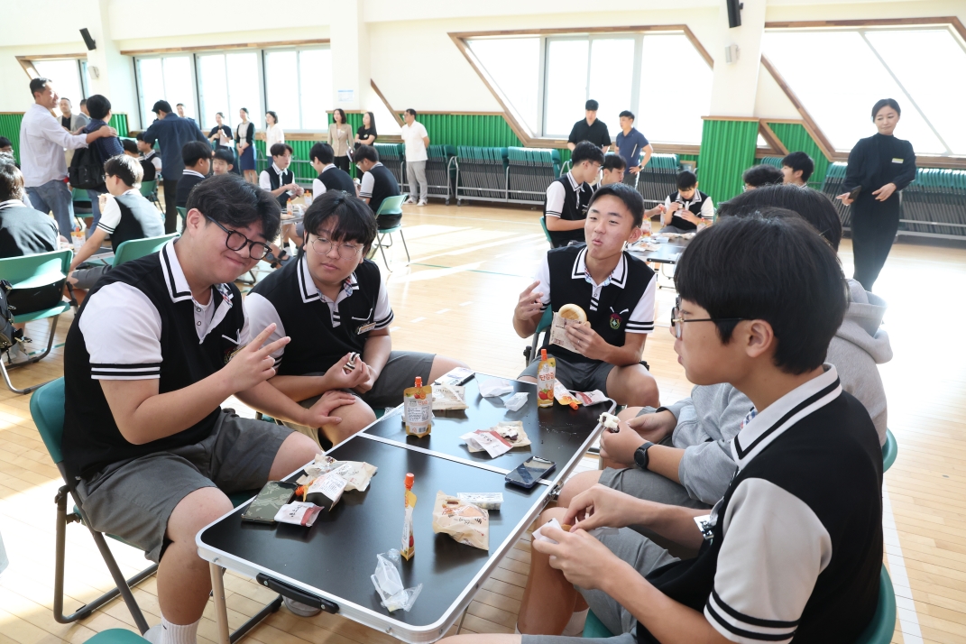 “아침 챙겨 건강하게 하루 시작” 권순기 교육감, 창신중 아침간편식 현장 찾아 - 관련이미지3