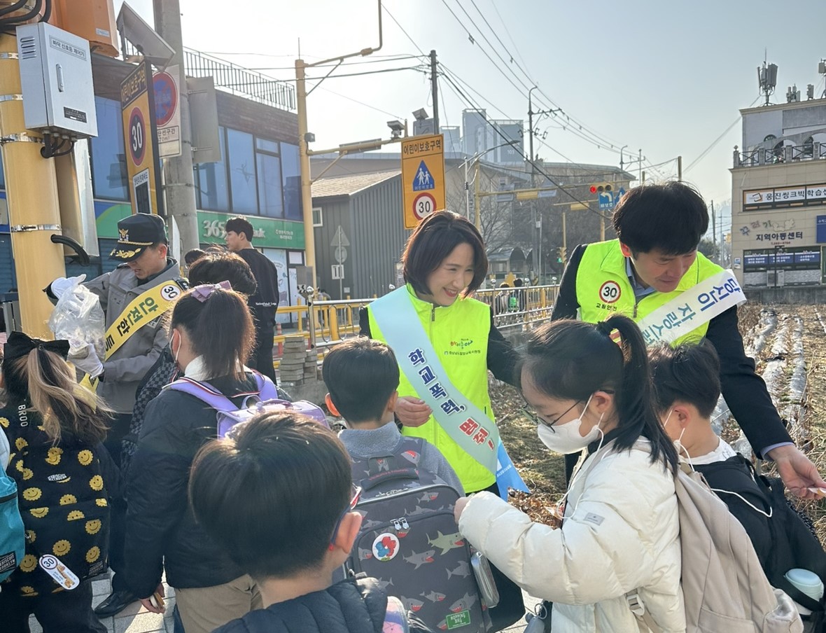 밀양교육지원청, 새학기 맞이 학교폭력(디지털성범죄) 예방 및 교육활동 보호를 위한 캠페인 실시 - 관련이미지2