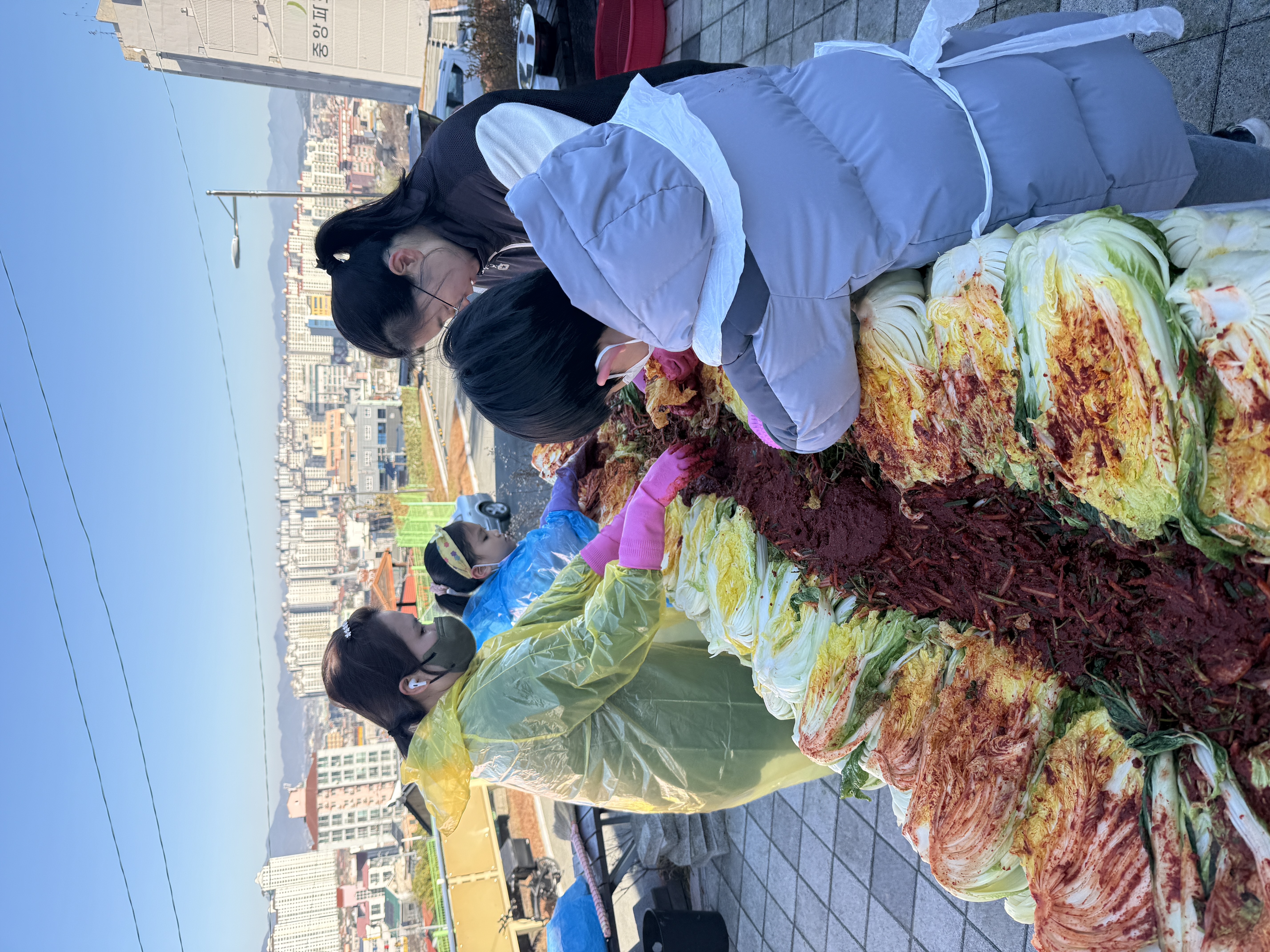 진영대흥초, 따뜻한 나눔으로 함께한 '김장 나눔 행사' 실시 - 관련이미지1